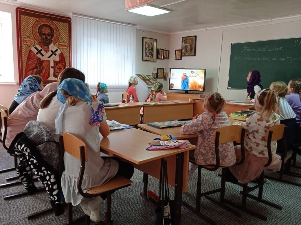 Воспитанникам чистопольских воскресных школ рассказали о правилах поведения в храмах