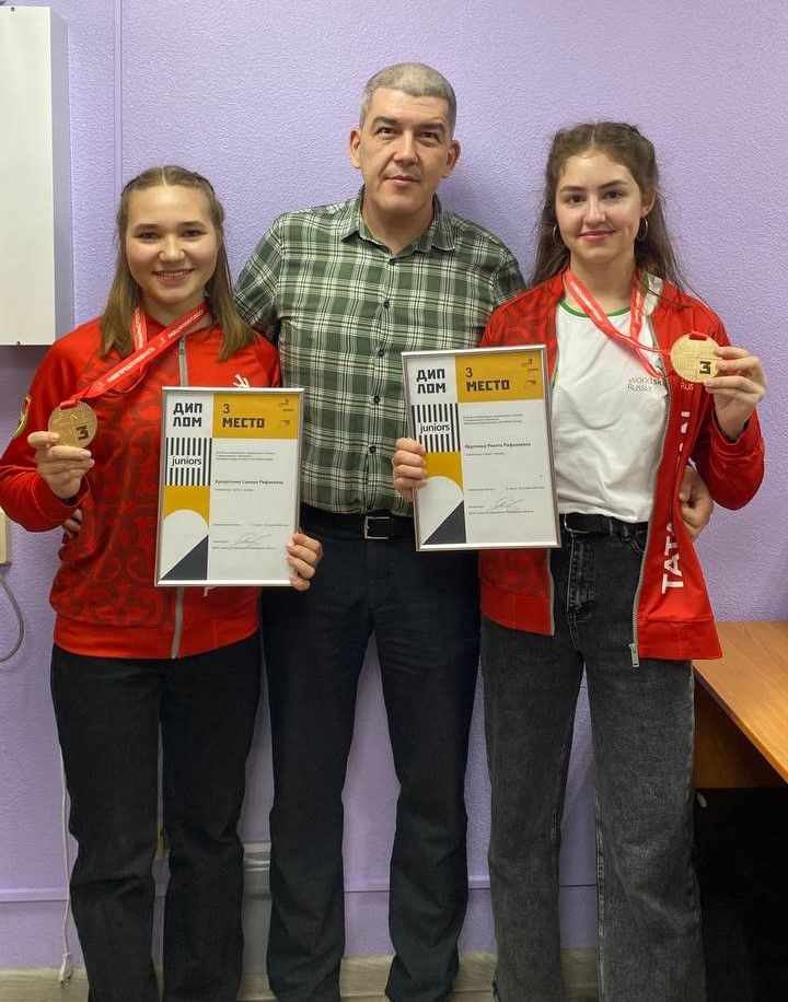 Чистопольские школьницы получили награды из рук Президента Татарстана