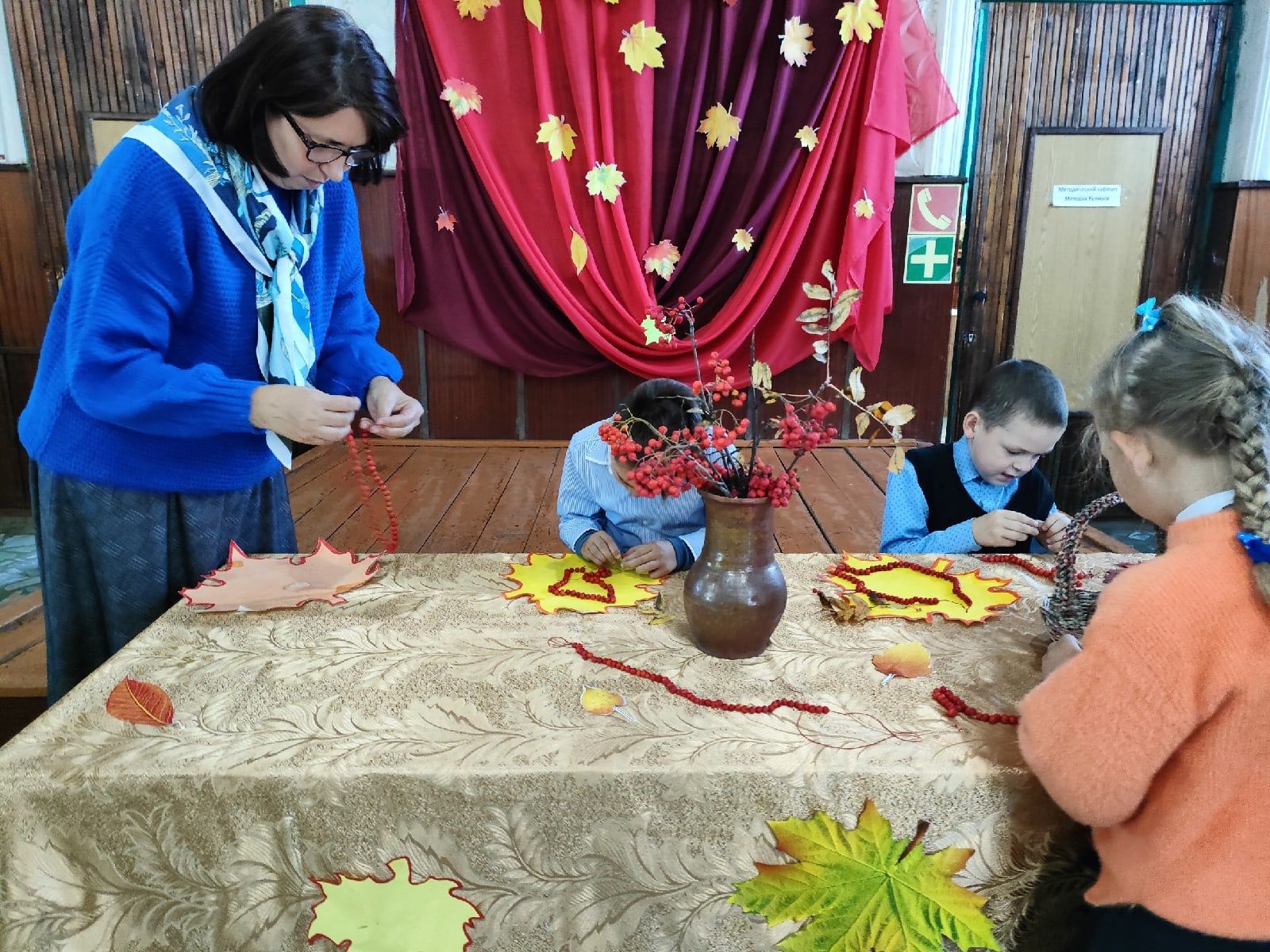 Юные жители чистопольского села делали украшения из рябин