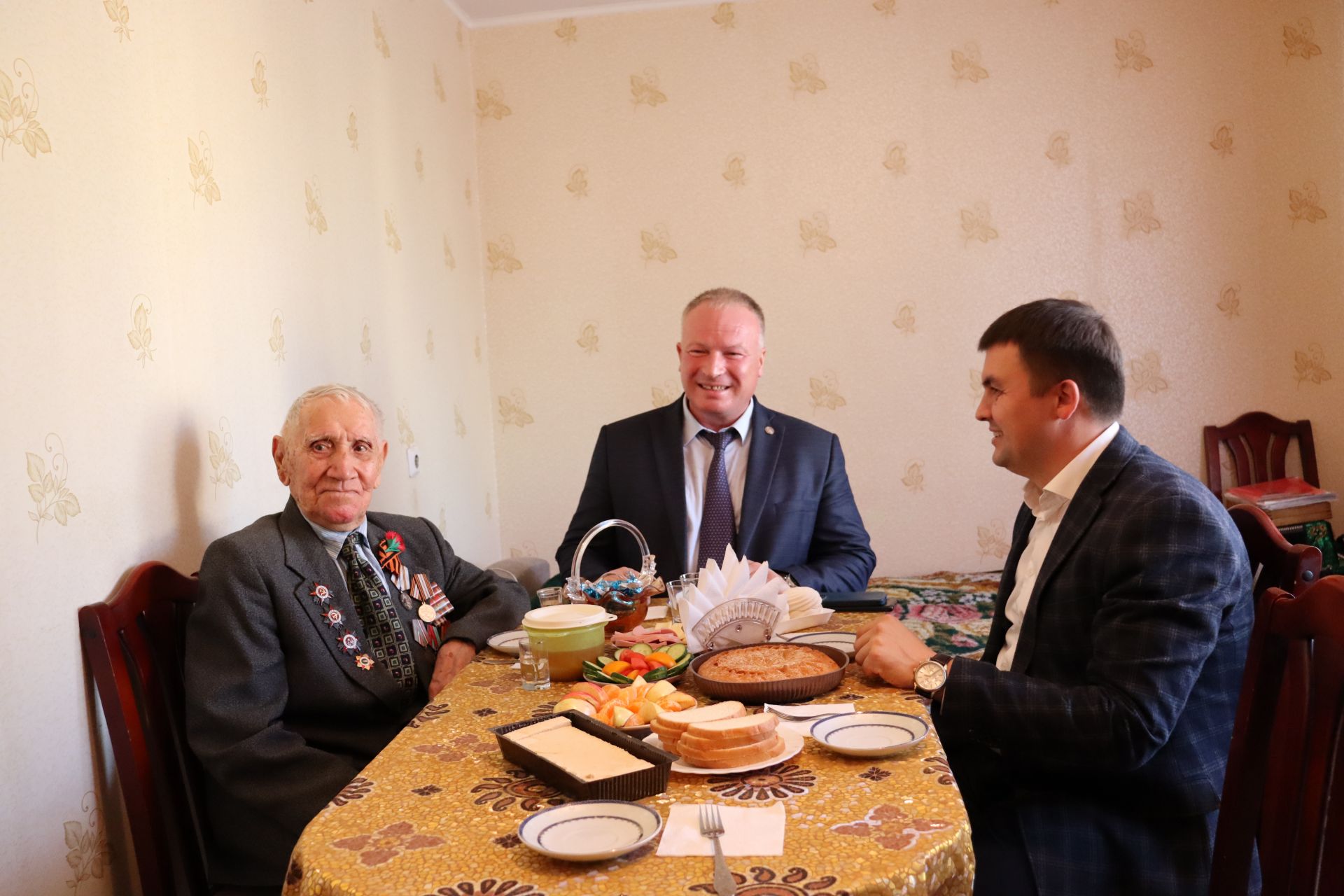 Ветеран Великой Отечественной войны из Чистополя принимал поздравления с Днем добра и уважения