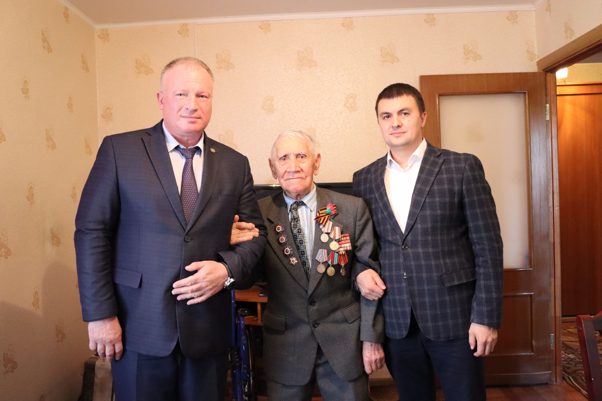 Ветеран Великой Отечественной войны из Чистополя принимал поздравления с Днем добра и уважения