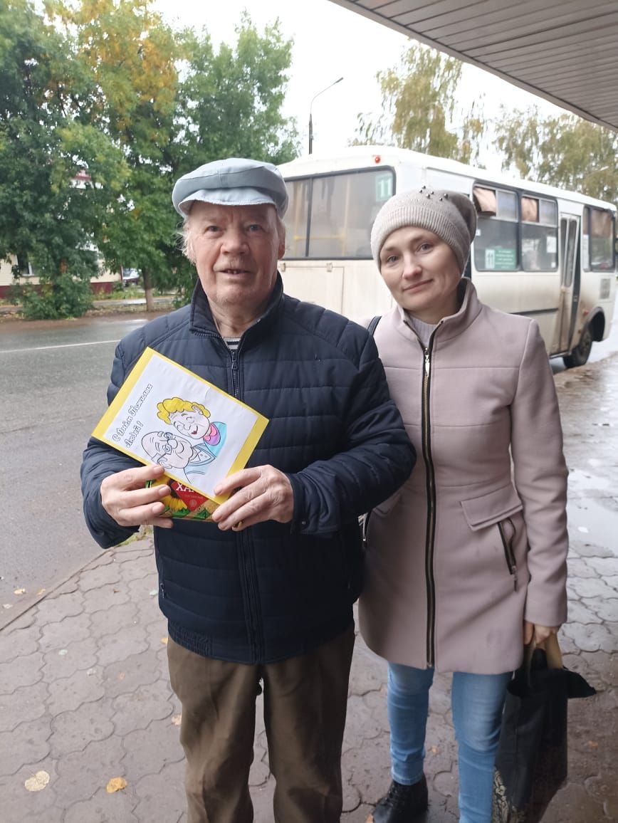 В День добра и уважения чистопольская молодежь поздравляла прохожих пожилых с праздником