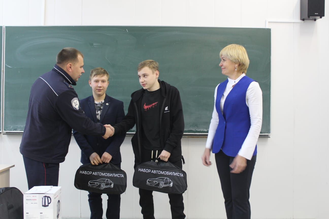 Сотрудники чистопольской ГИБДД поздравили призеров республиканского конкурса