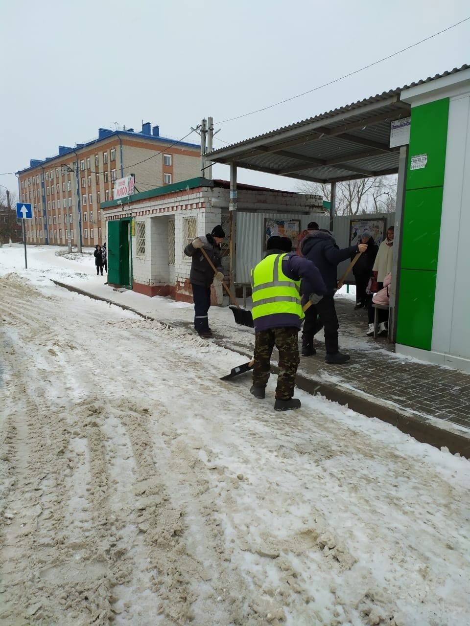 На улицах Чистополя выполняются работы по подсыпке песко-соляной смеси