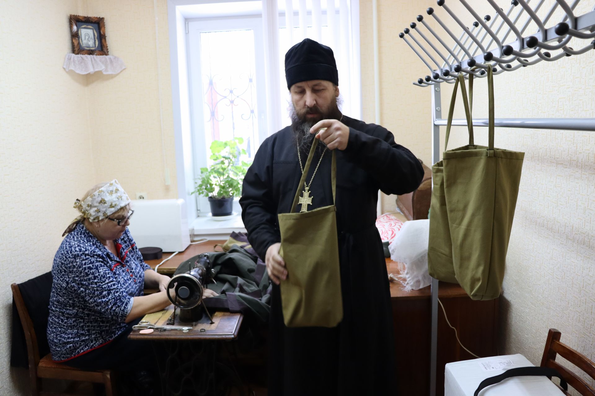 В Чистопольской епархии организовали работу по пошиву тактических носилок
