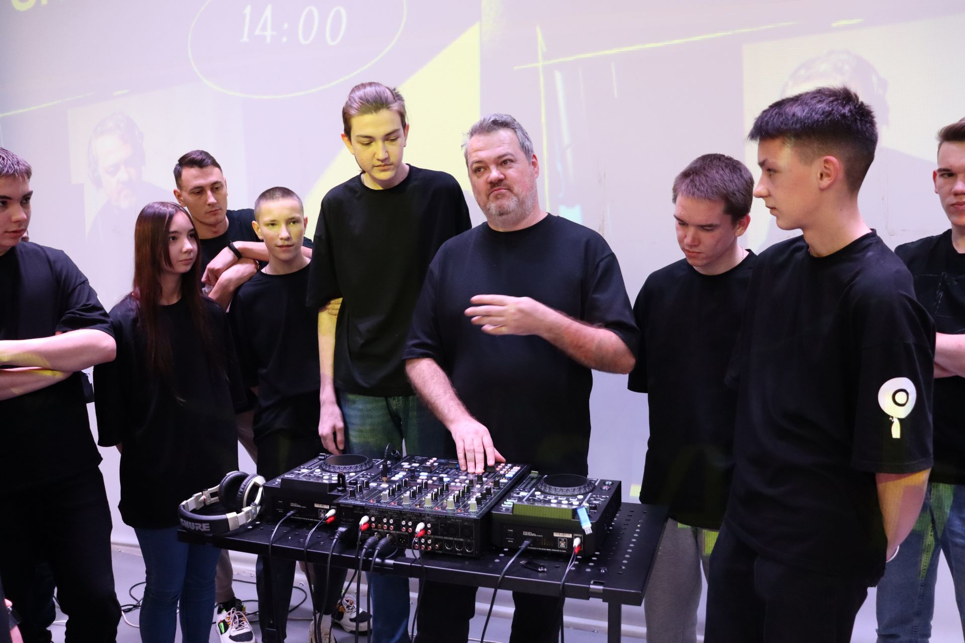 Топовый диджей из Казани провел мастер-класс для резидентов школы диджеинга и электронной музыки в Чистополе