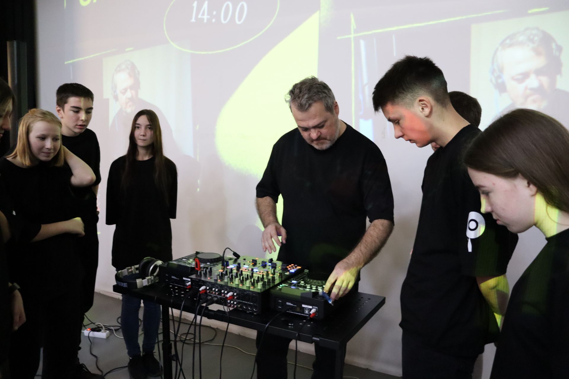 Топовый диджей из Казани провел мастер-класс для резидентов школы диджеинга и электронной музыки в Чистополе