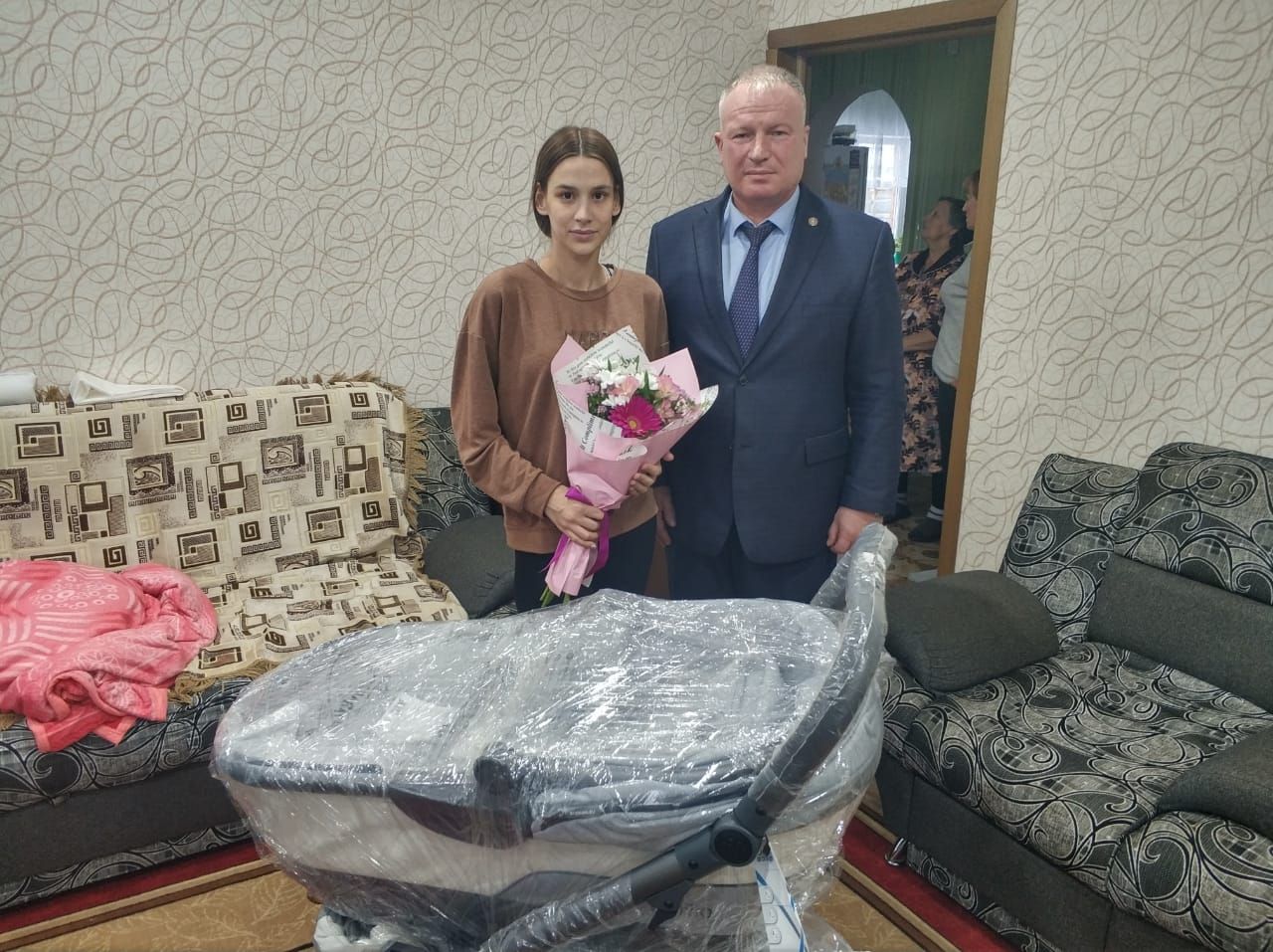 Глава района Дмитрий Иванов поздравил супругу мобилизованного чистопольца с рождением сына