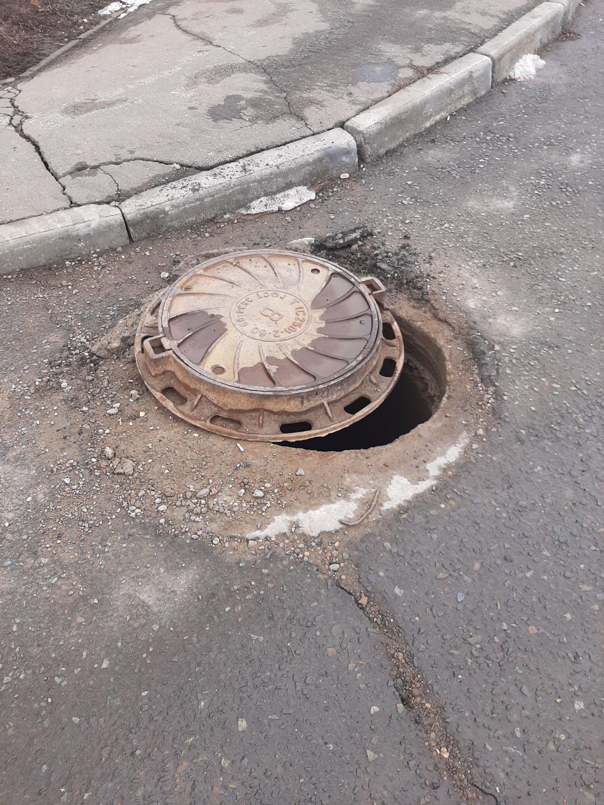 Жительница Чистополя просит закрыть канализационный люк во дворе многоквартирного дома
