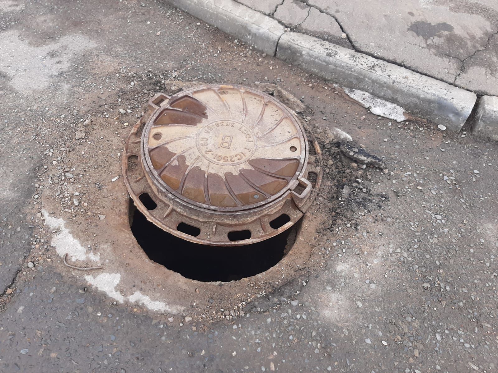 Жительница Чистополя просит закрыть канализационный люк во дворе многоквартирного дома