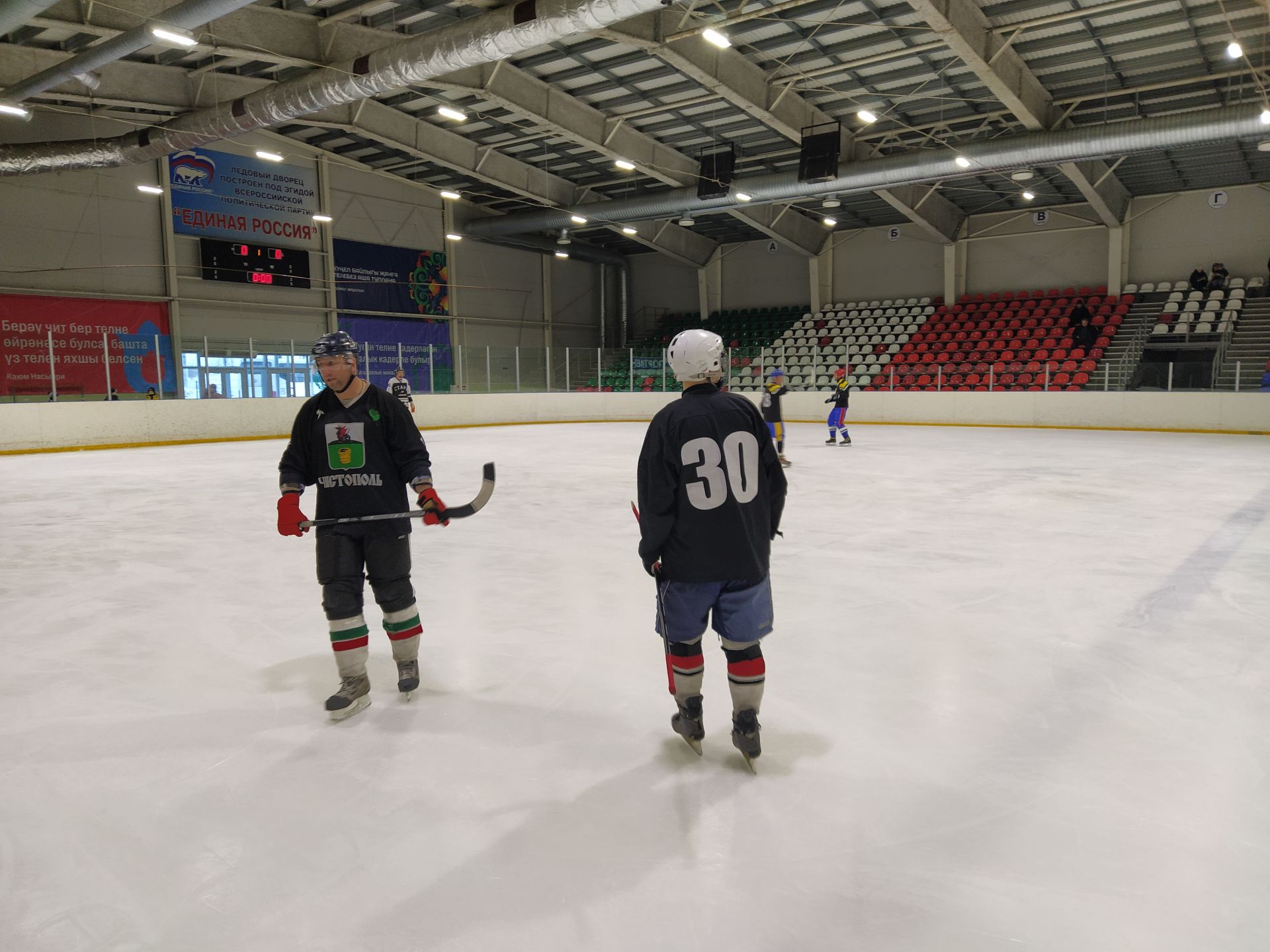Три команды встретились на чистопольском льду в товарищеском матче по хоккею с мячом