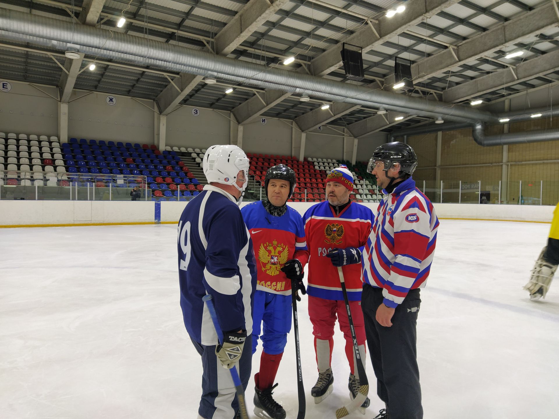 Три команды встретились на чистопольском льду в товарищеском матче по хоккею с мячом