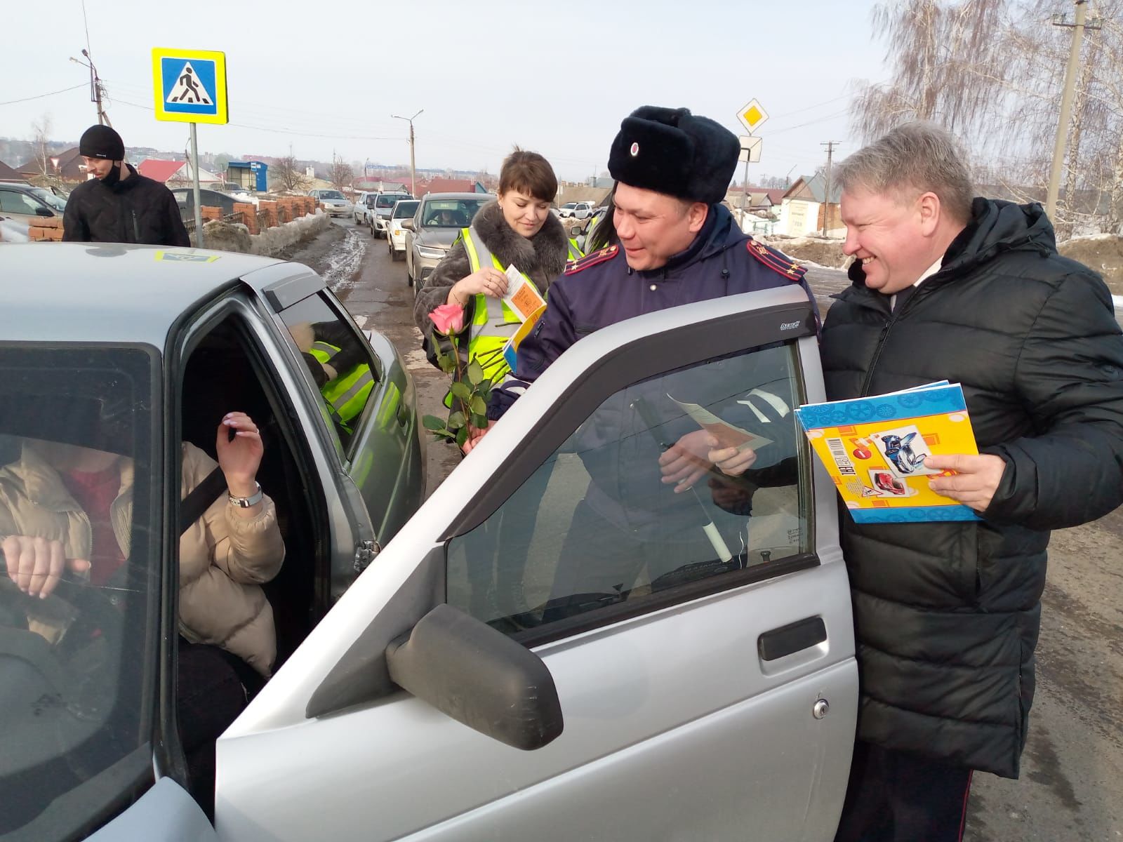 Женщины-водители принимали поздравления от сотрудников Чистопольской Госавтоинспекции