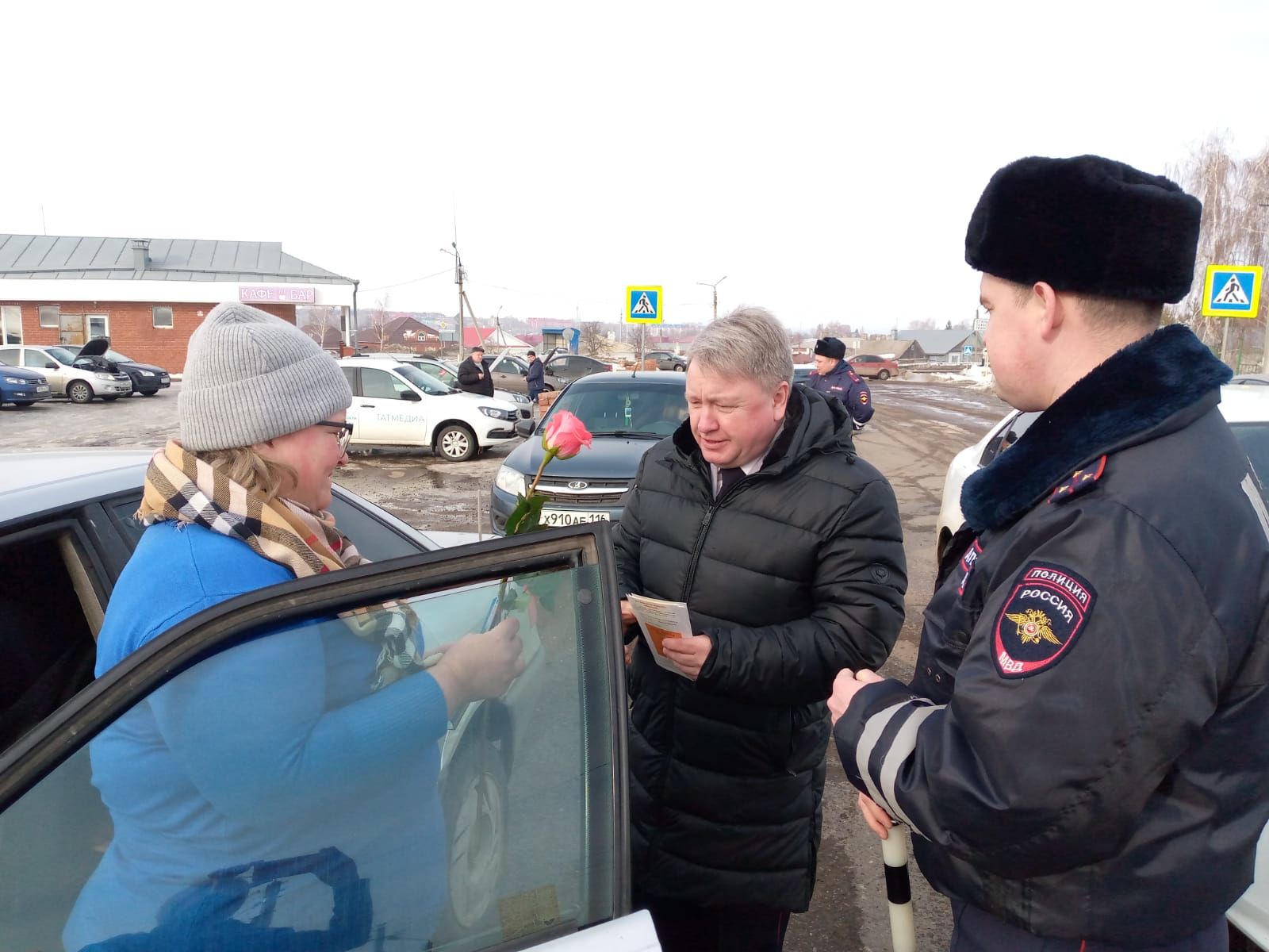 Женщины-водители принимали поздравления от сотрудников Чистопольской Госавтоинспекции