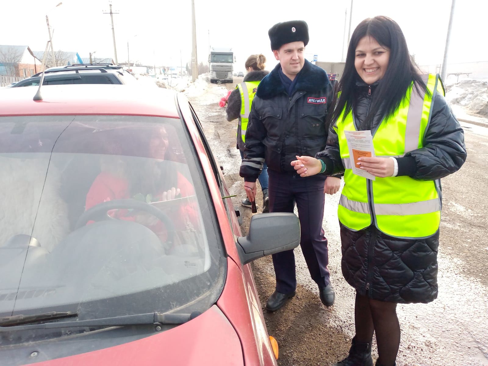 Женщины-водители принимали поздравления от сотрудников Чистопольской Госавтоинспекции