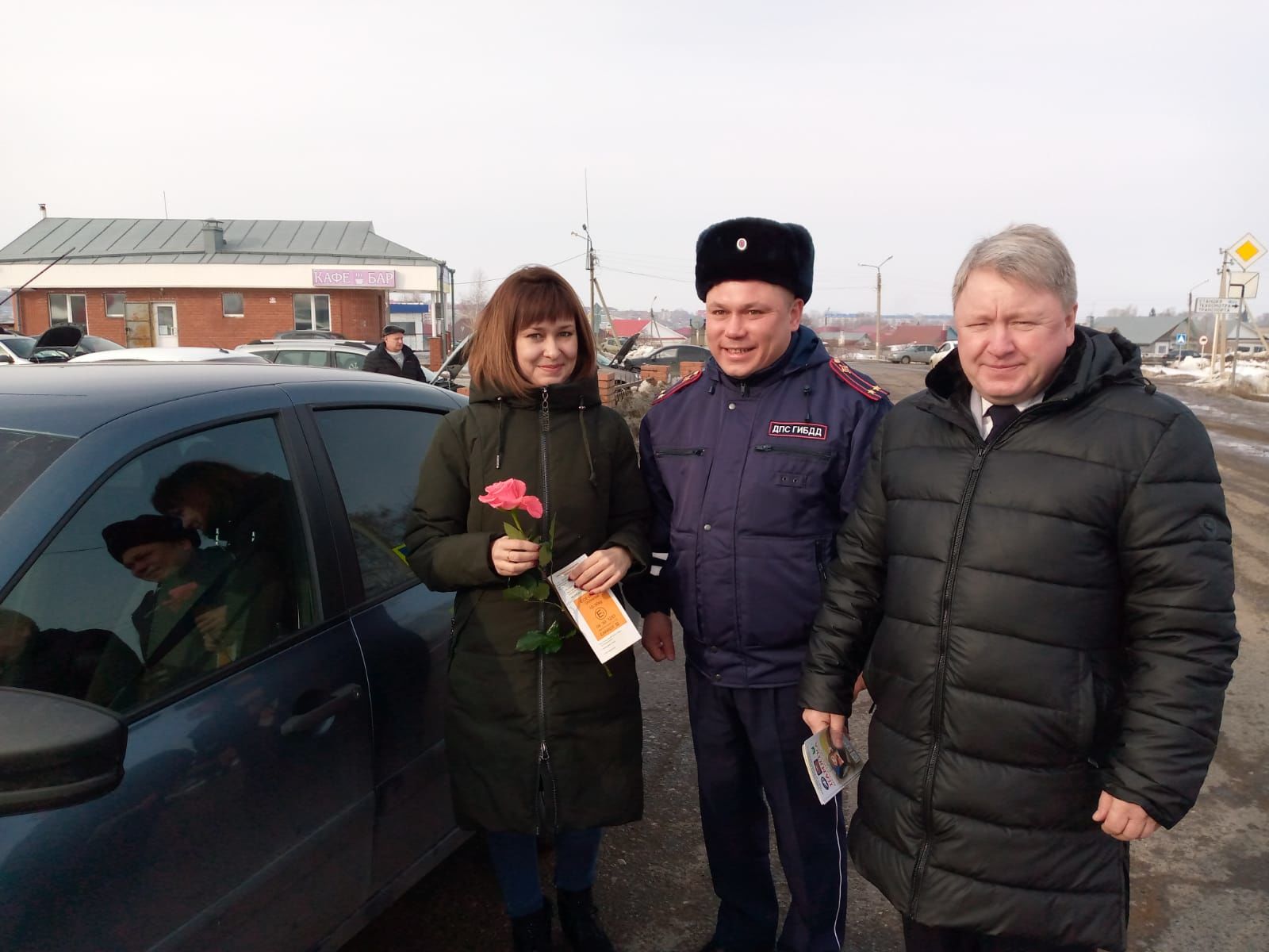 Женщины-водители принимали поздравления от сотрудников Чистопольской Госавтоинспекции