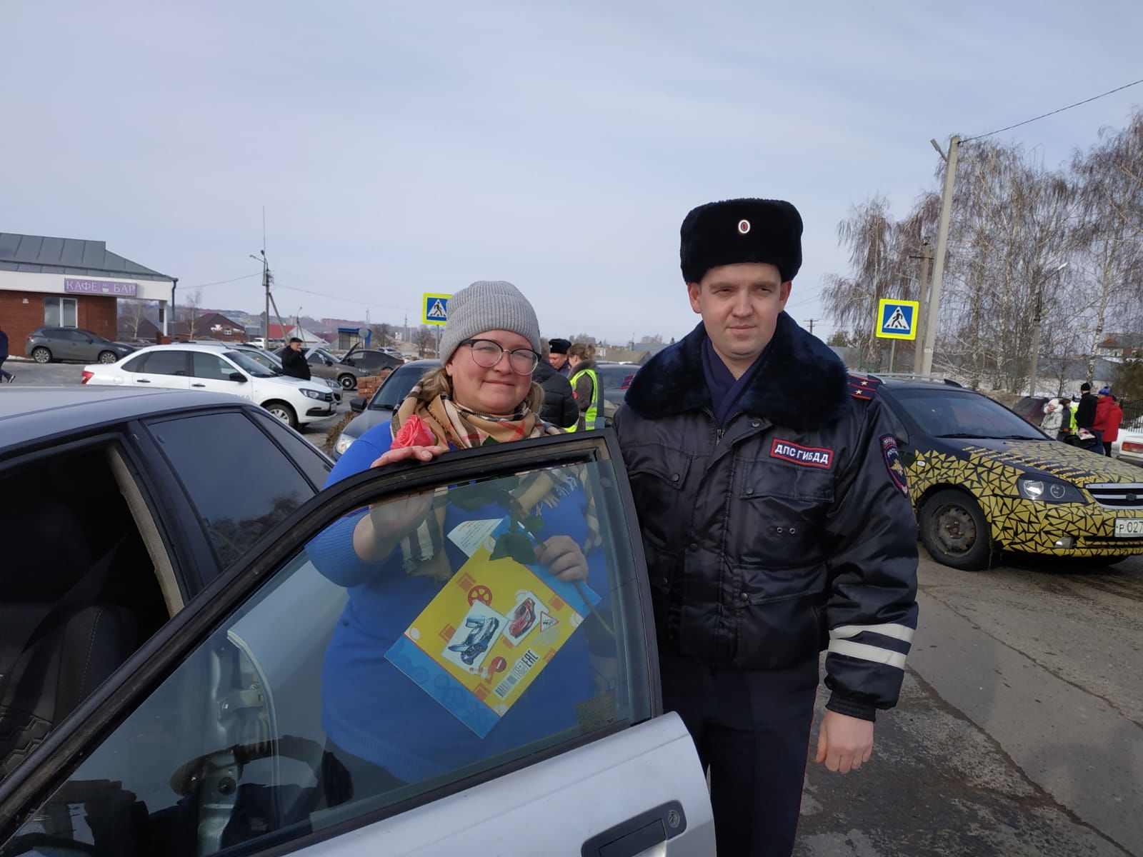 Женщины-водители принимали поздравления от сотрудников Чистопольской Госавтоинспекции