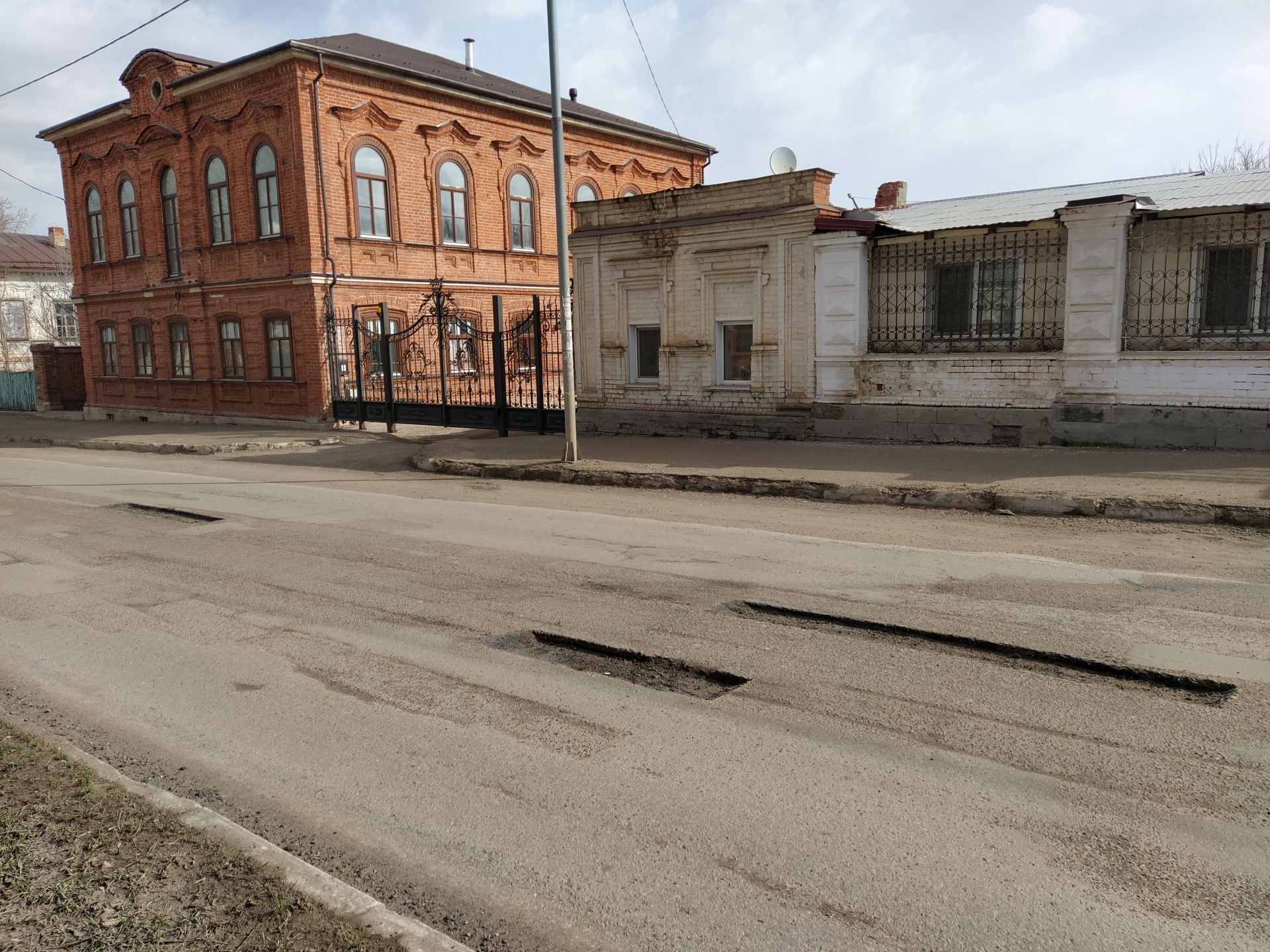 В Чистополе начался ямочный ремонт дорог