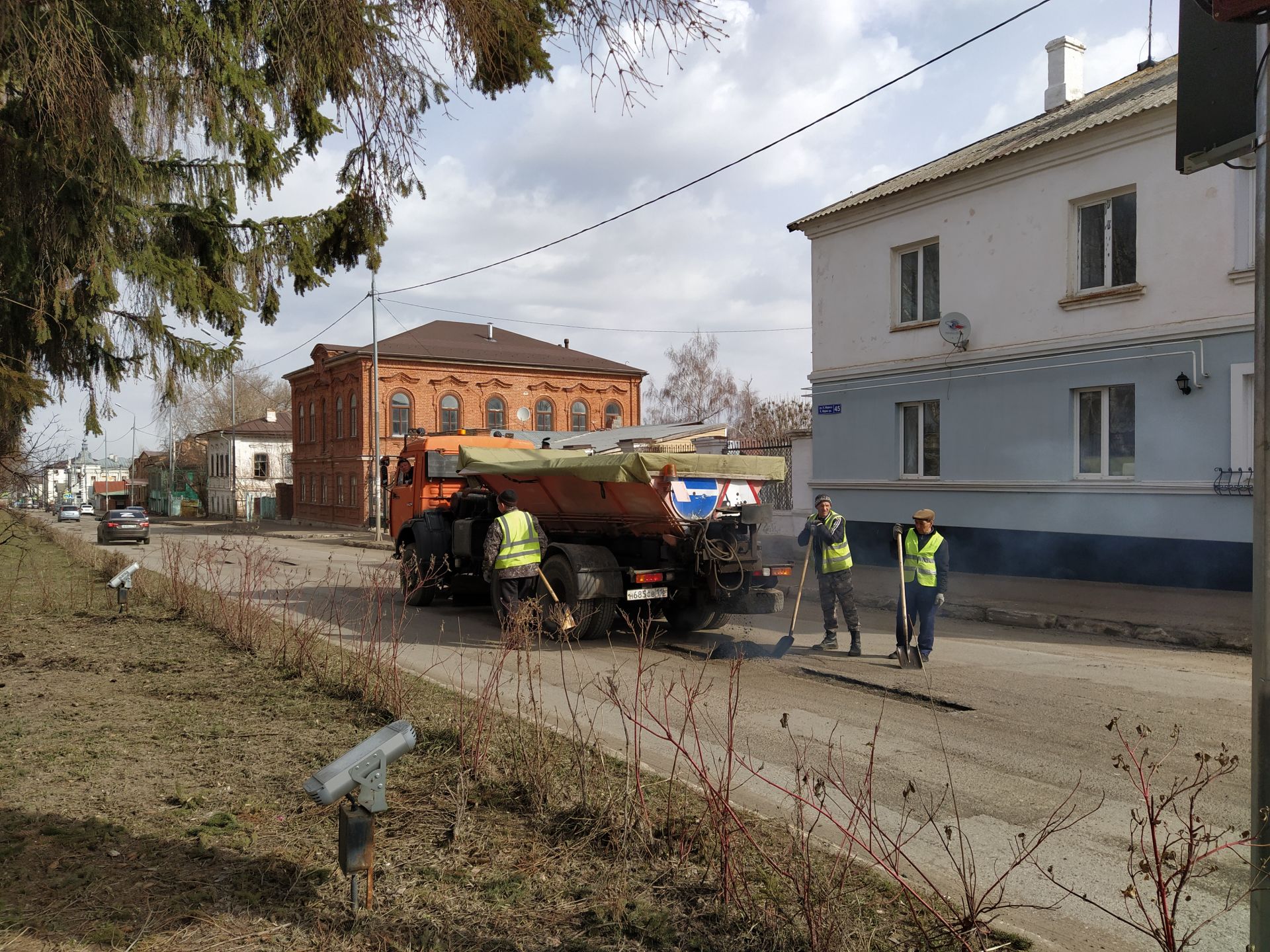 В Чистополе начался ямочный ремонт дорог