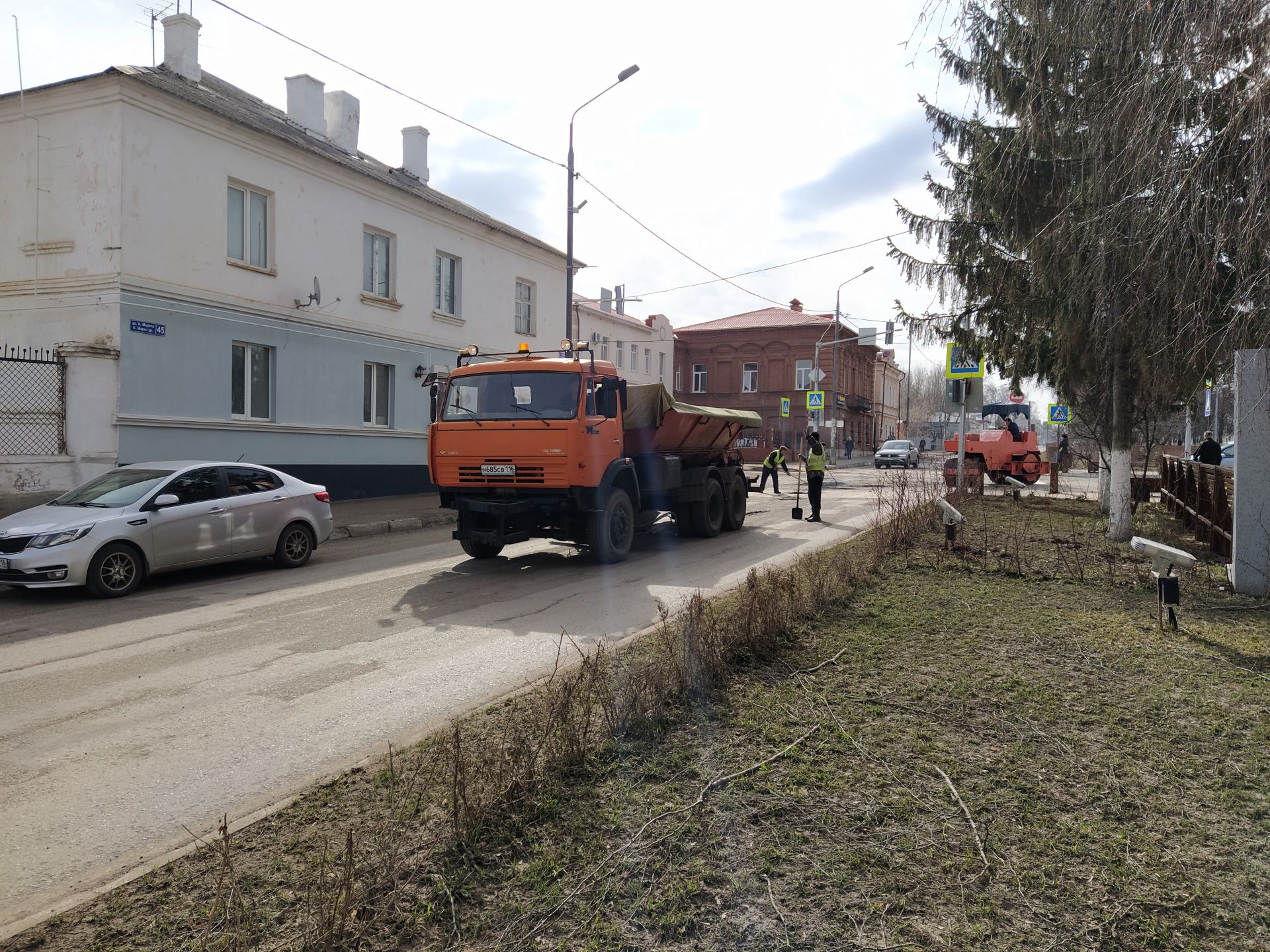 В Чистополе начали благоустраивать дороги и тротуары