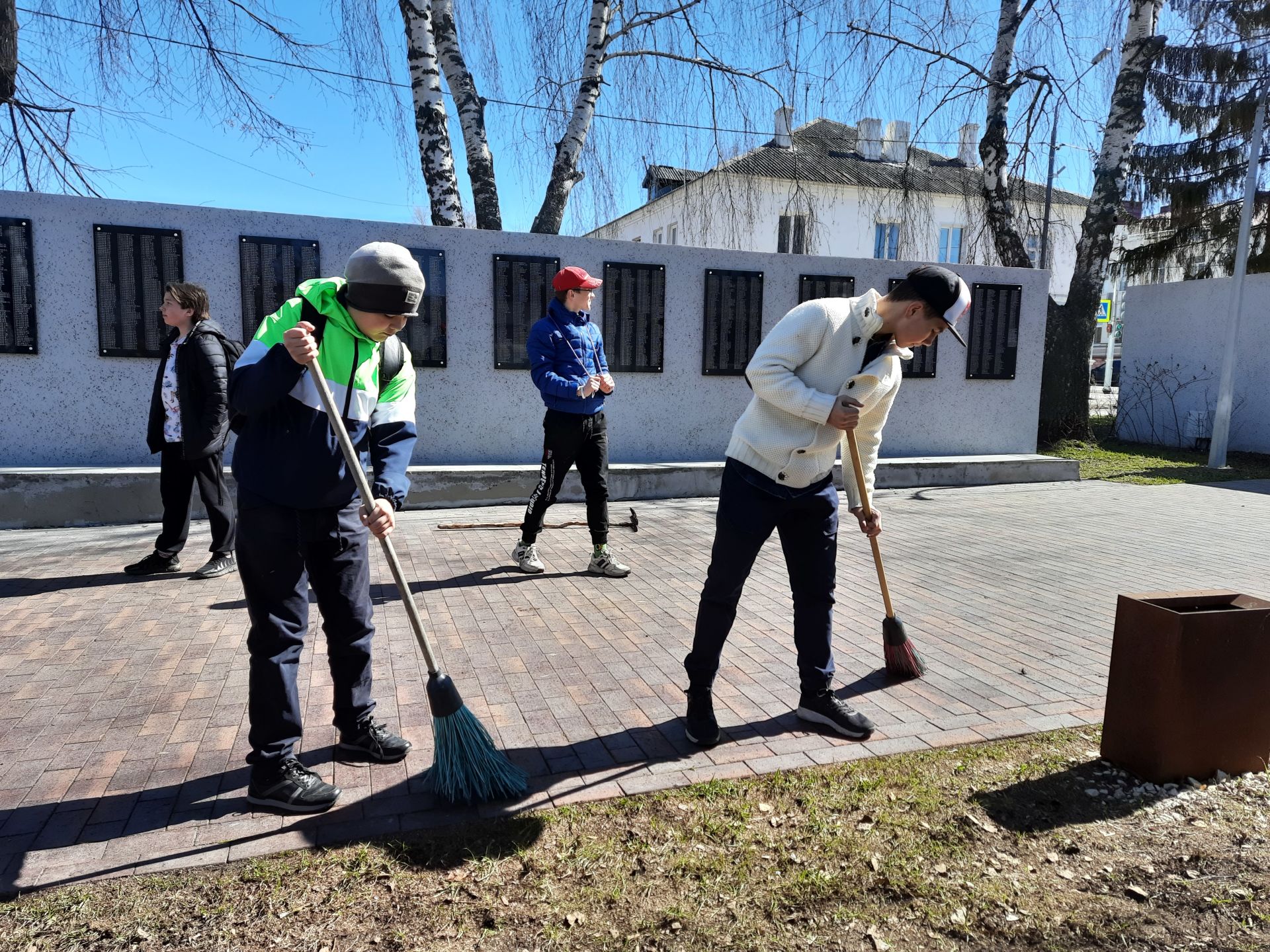 Школьники, студенты, сотрудники предприятий и организаций присоединились к Всероссийскому субботнику