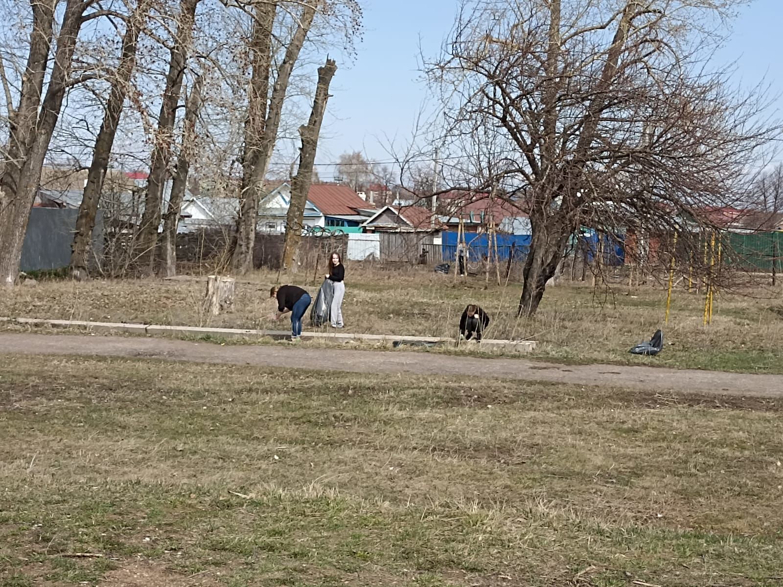 Чистопольские школьники очистили территорию в микрорайоне кирпичного завода