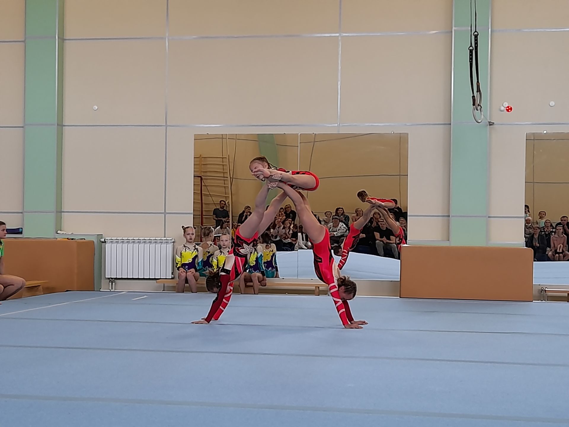 Чистопольские акробатки показали свое мастерство (фоторепортаж)