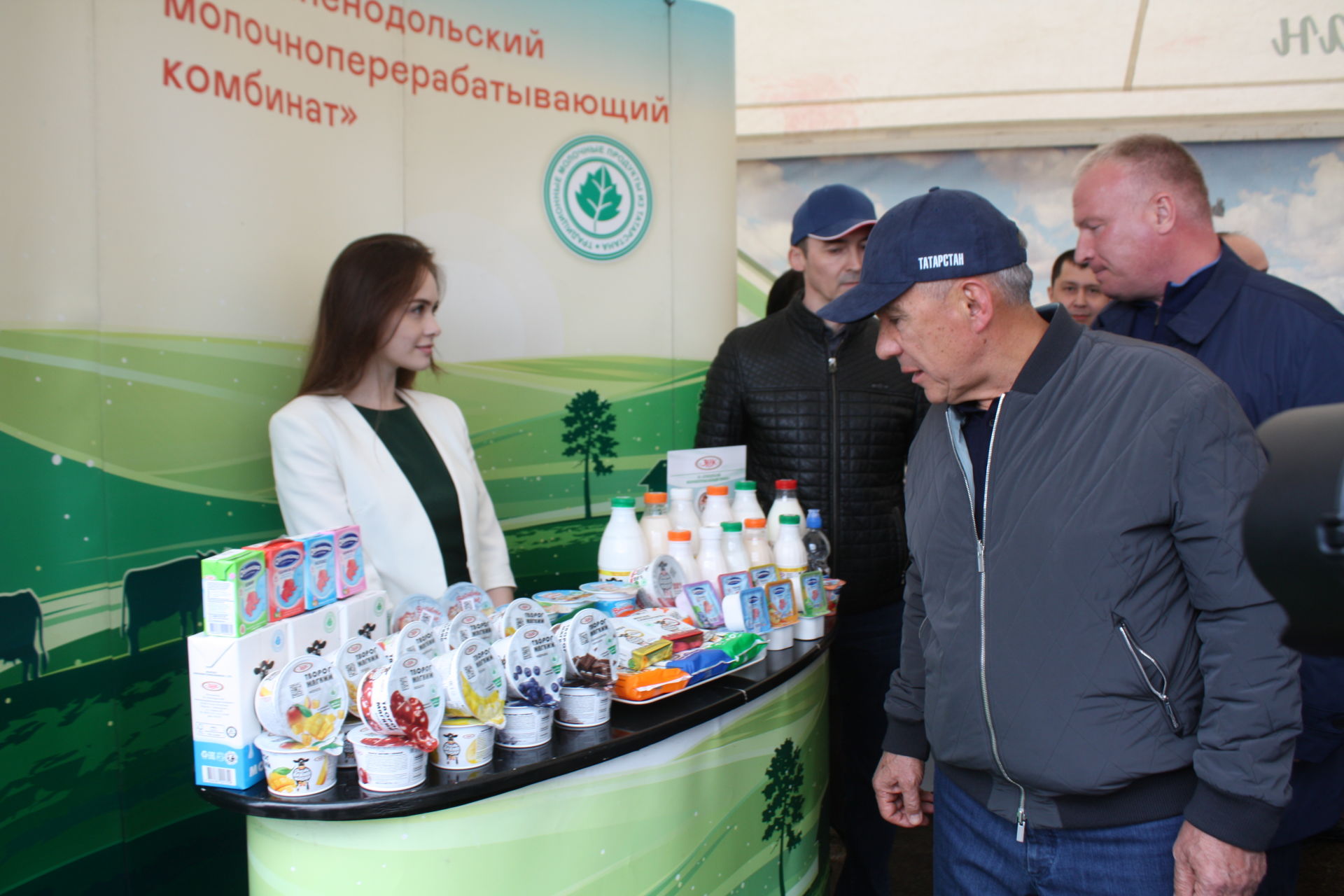 Рустам Минниханов оценил ход весенних полевых работ, деятельность животноводческого комплекса в Чистопольском районе