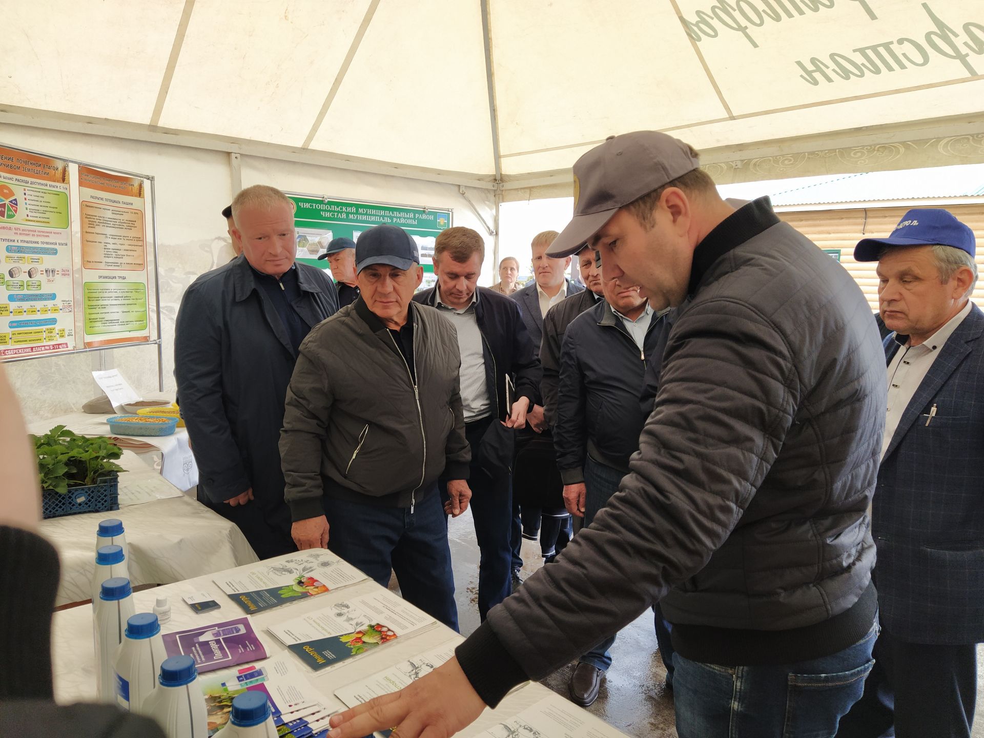 Рустам Минниханов оценил ход весенних полевых работ, деятельность животноводческого комплекса в Чистопольском районе