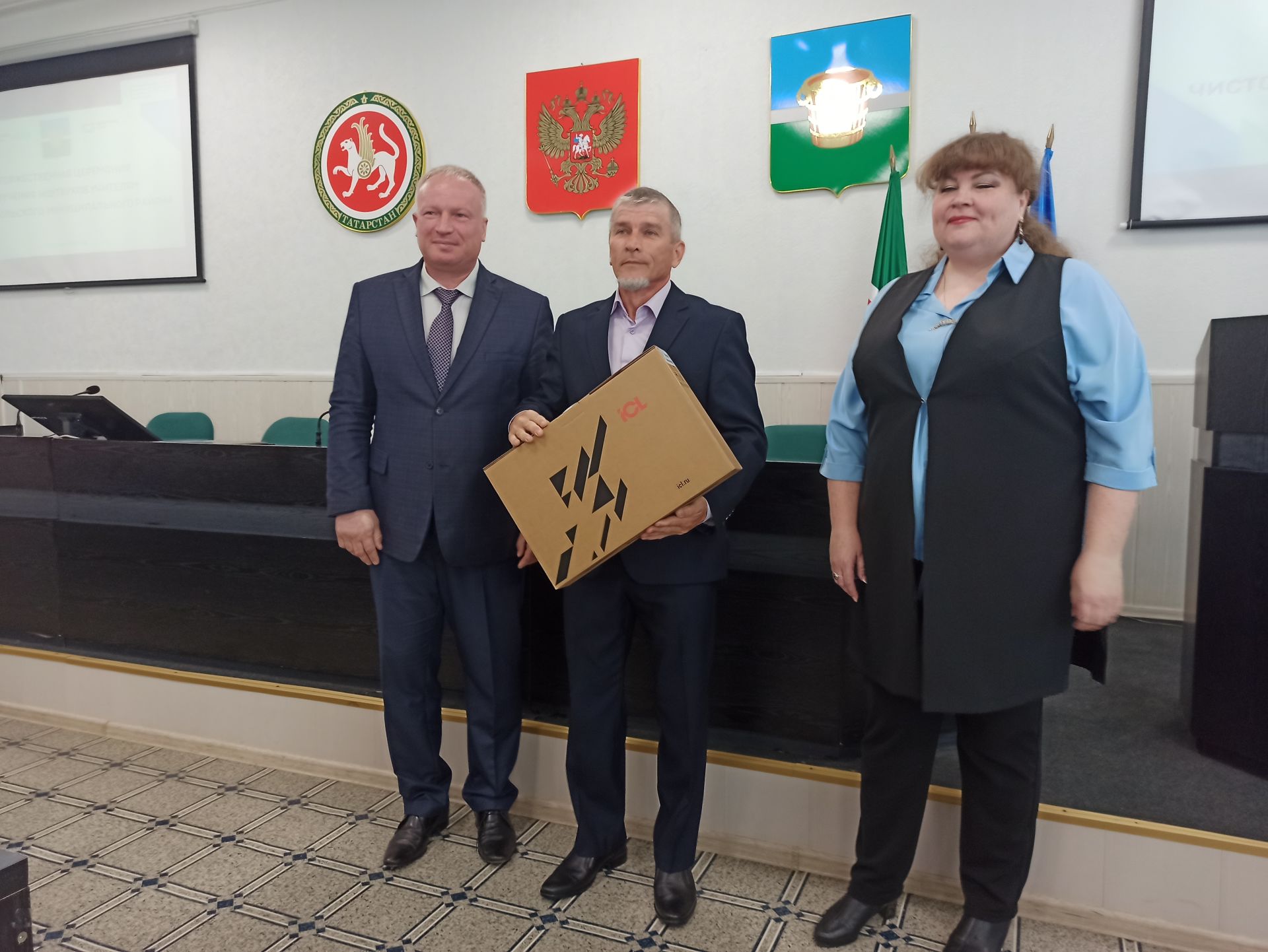 Учителям Чистопольского района вручили ноутбуки