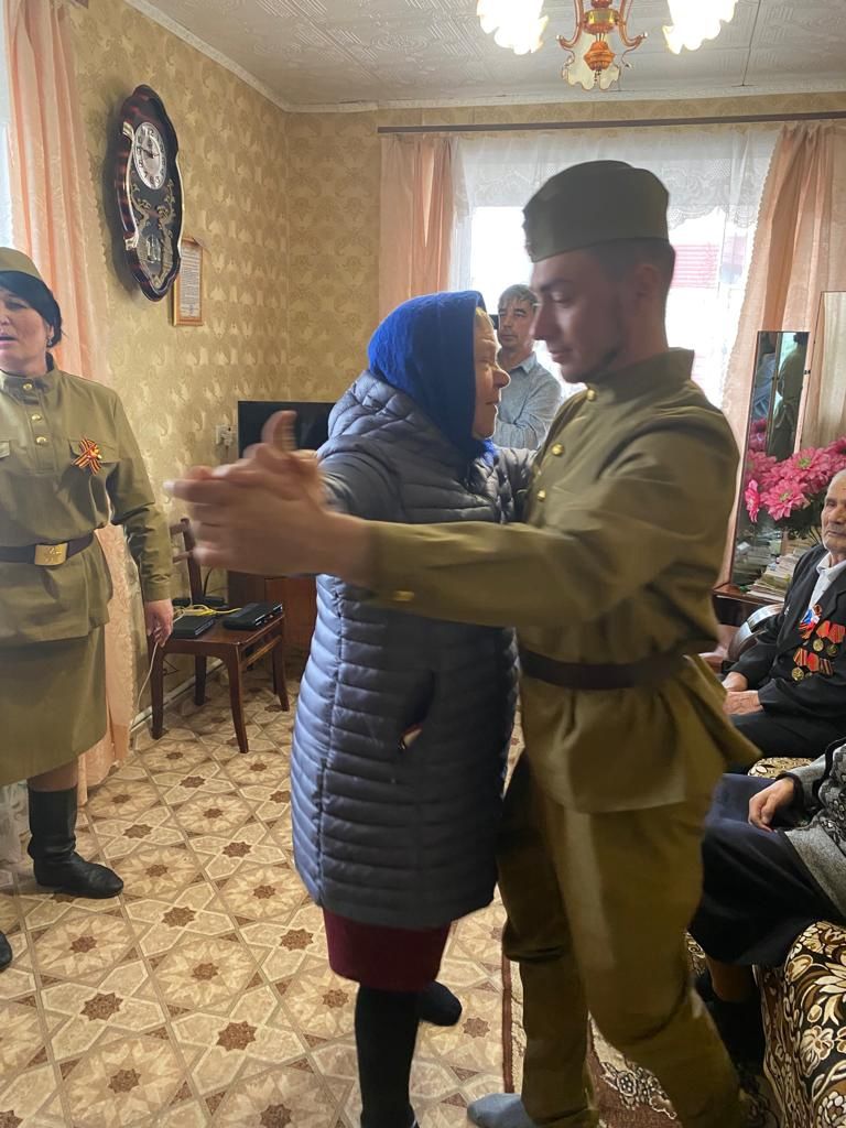 Работники культуры Чистопольского района поздравляли на дому ветеранов войны