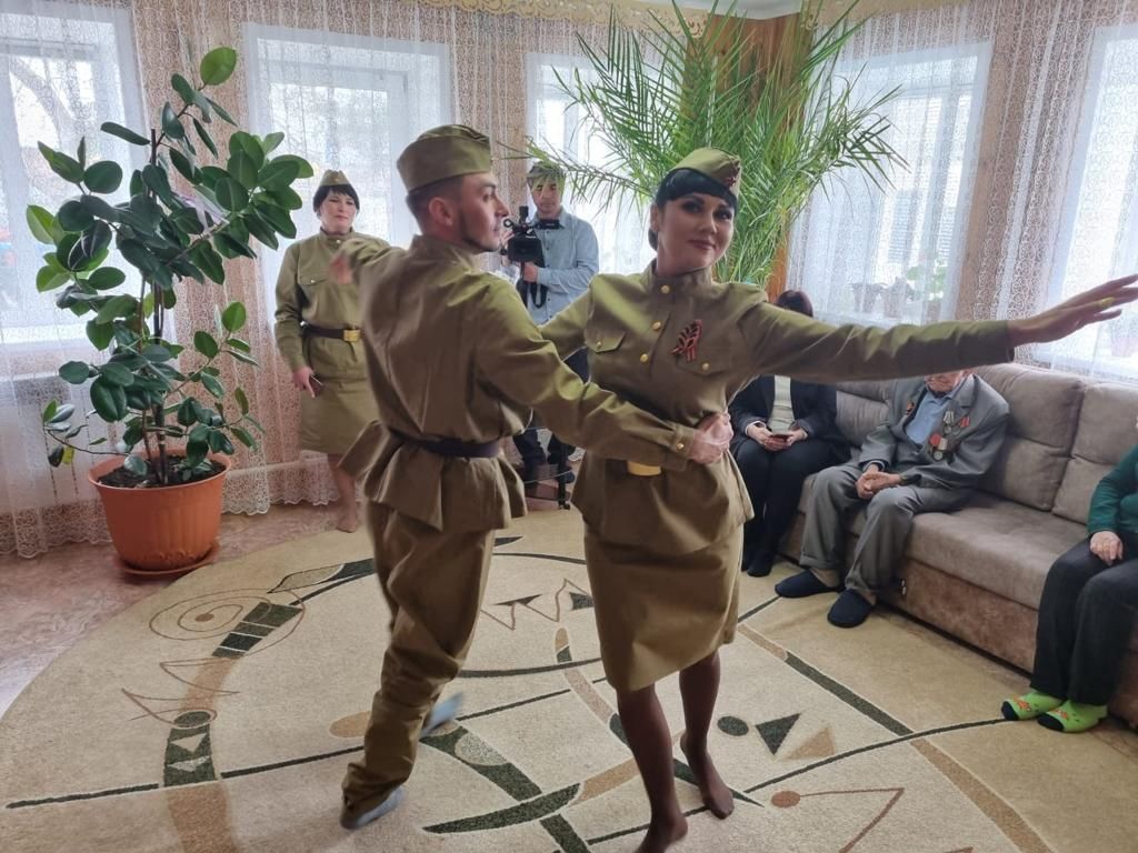 Работники культуры Чистопольского района поздравляли на дому ветеранов войны