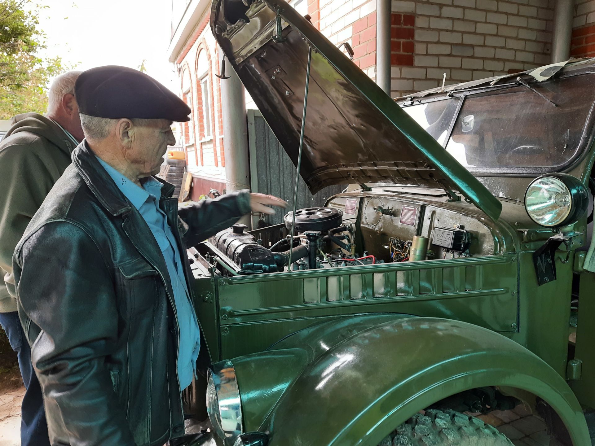 Исхак Валиев из Чистополя собирает военные автомобили