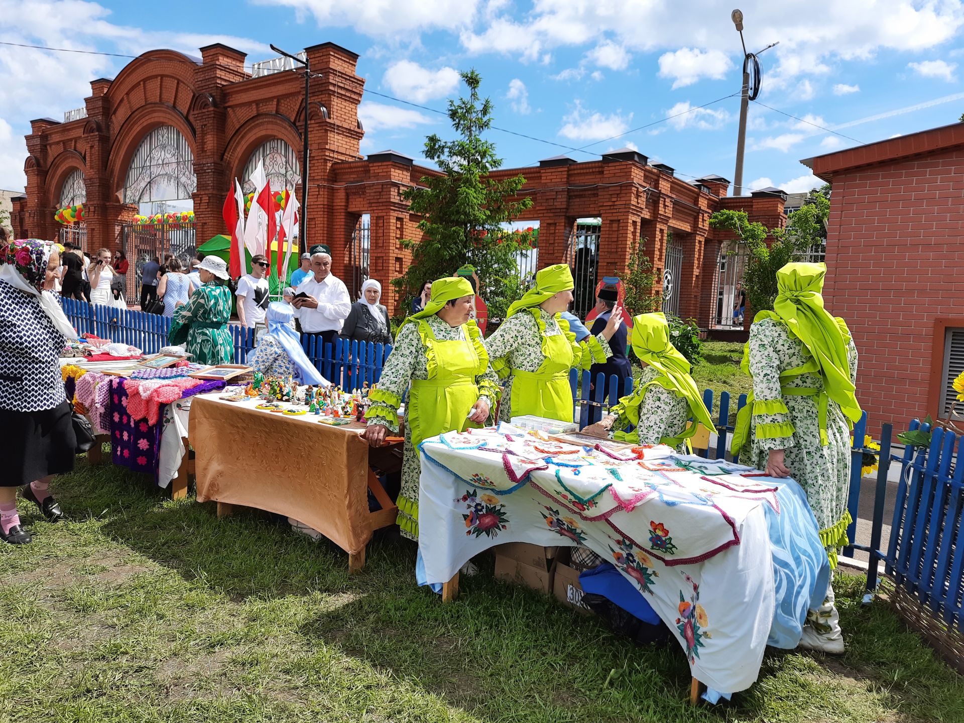 Бой с мешками, прыжки через веревку, бег с препятствиями: на Сабантуе чистопольцы активно принимали участие в народных играх