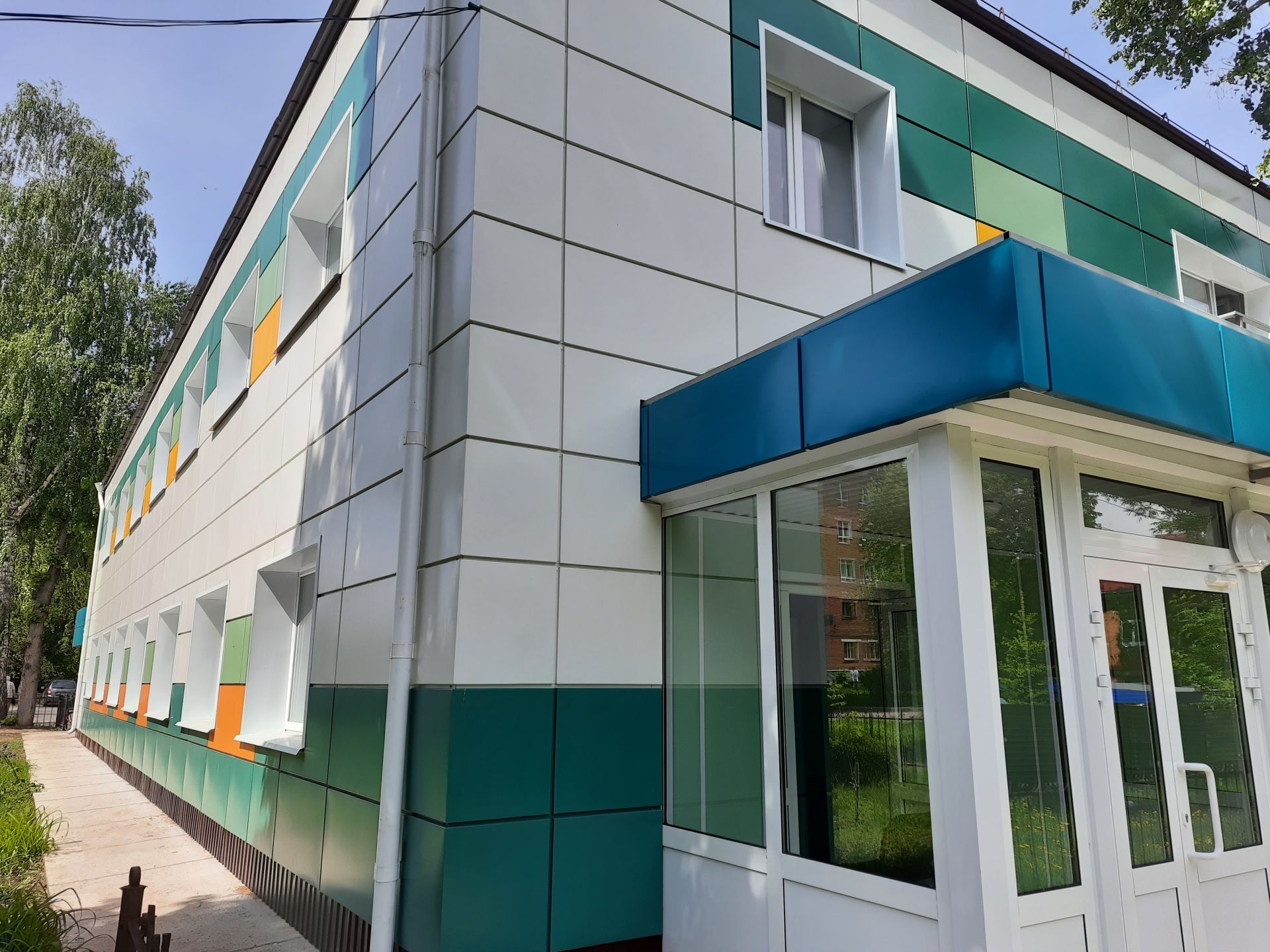 В филиале поликлиники Чистопольской ЦРБ завершены работы по обновлению фасада здания