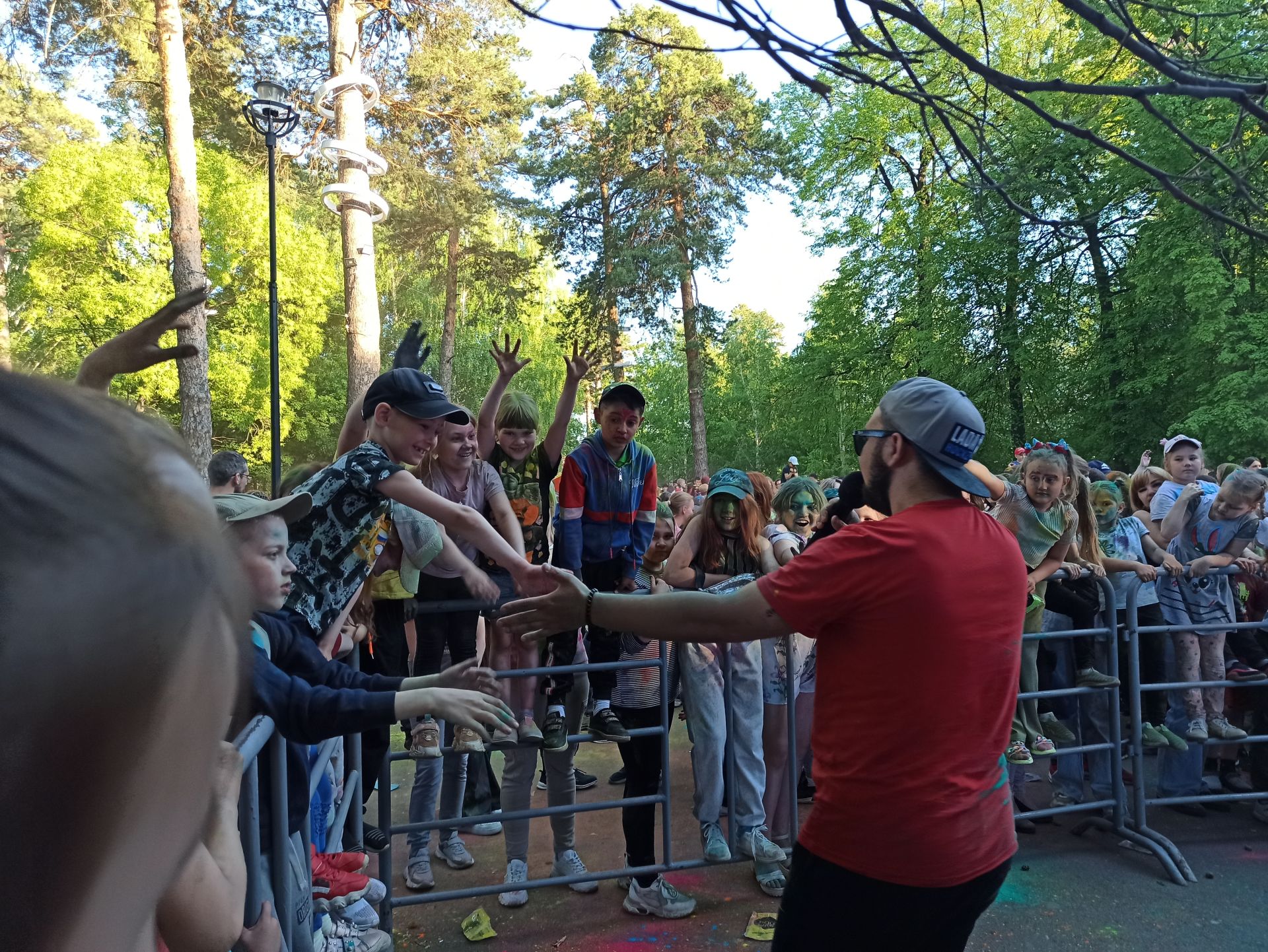 Тысячи юных чистопольцев побывали на Фестивале красок в Скарятинском саду