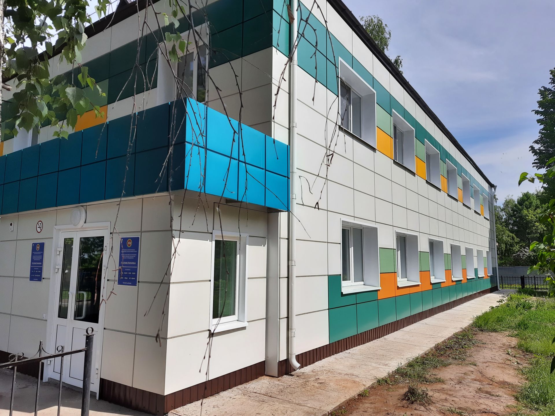 В филиале поликлиники Чистопольской ЦРБ завершены работы по обновлению фасада здания