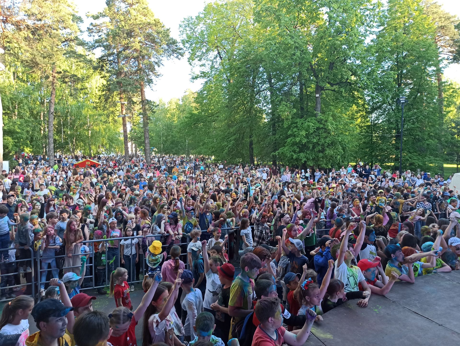 Тысячи юных чистопольцев побывали на Фестивале красок в Скарятинском саду