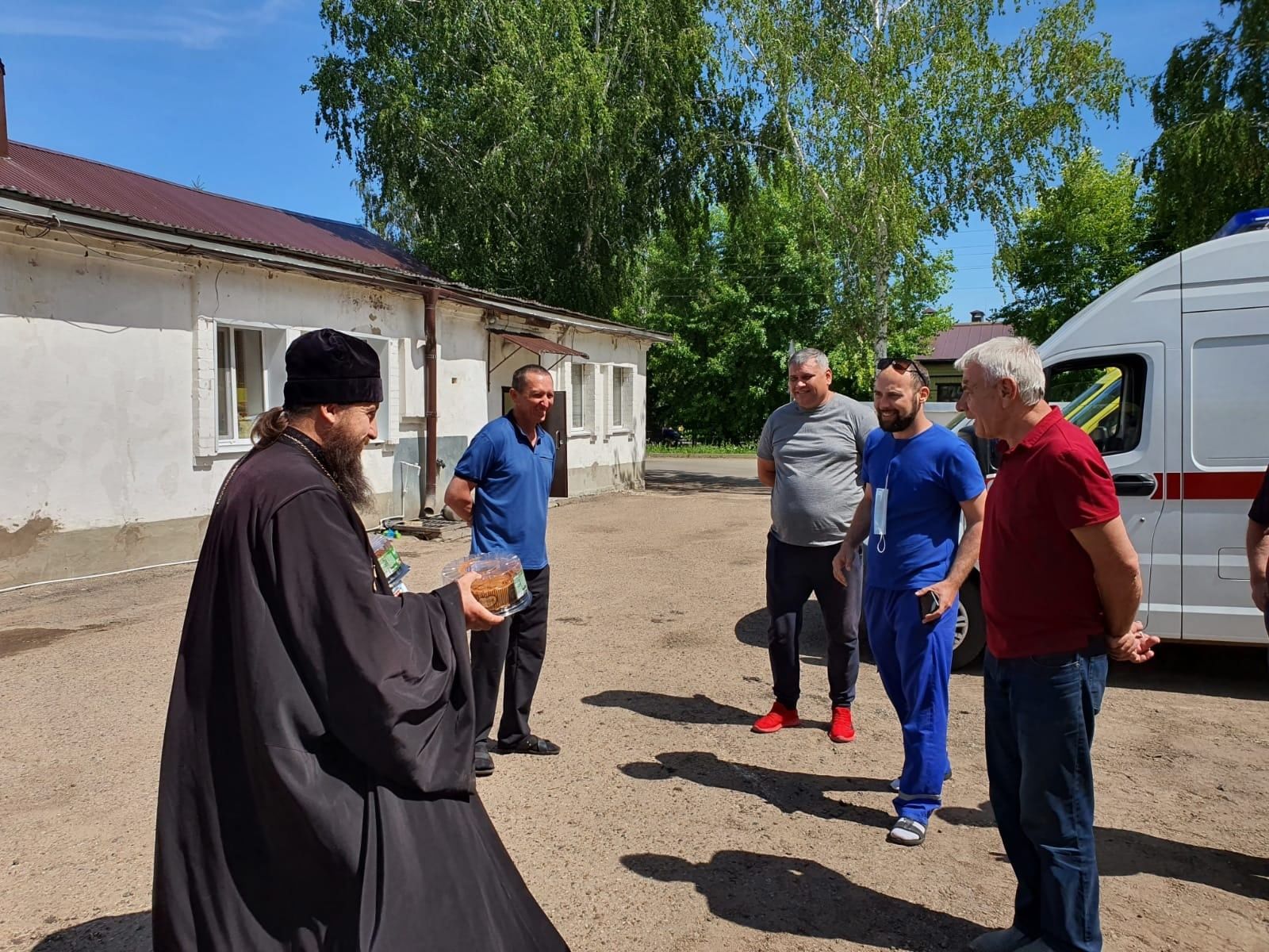 Священнослужители Чистопольской епархии поздравили работников ССМП с профессиональным праздником