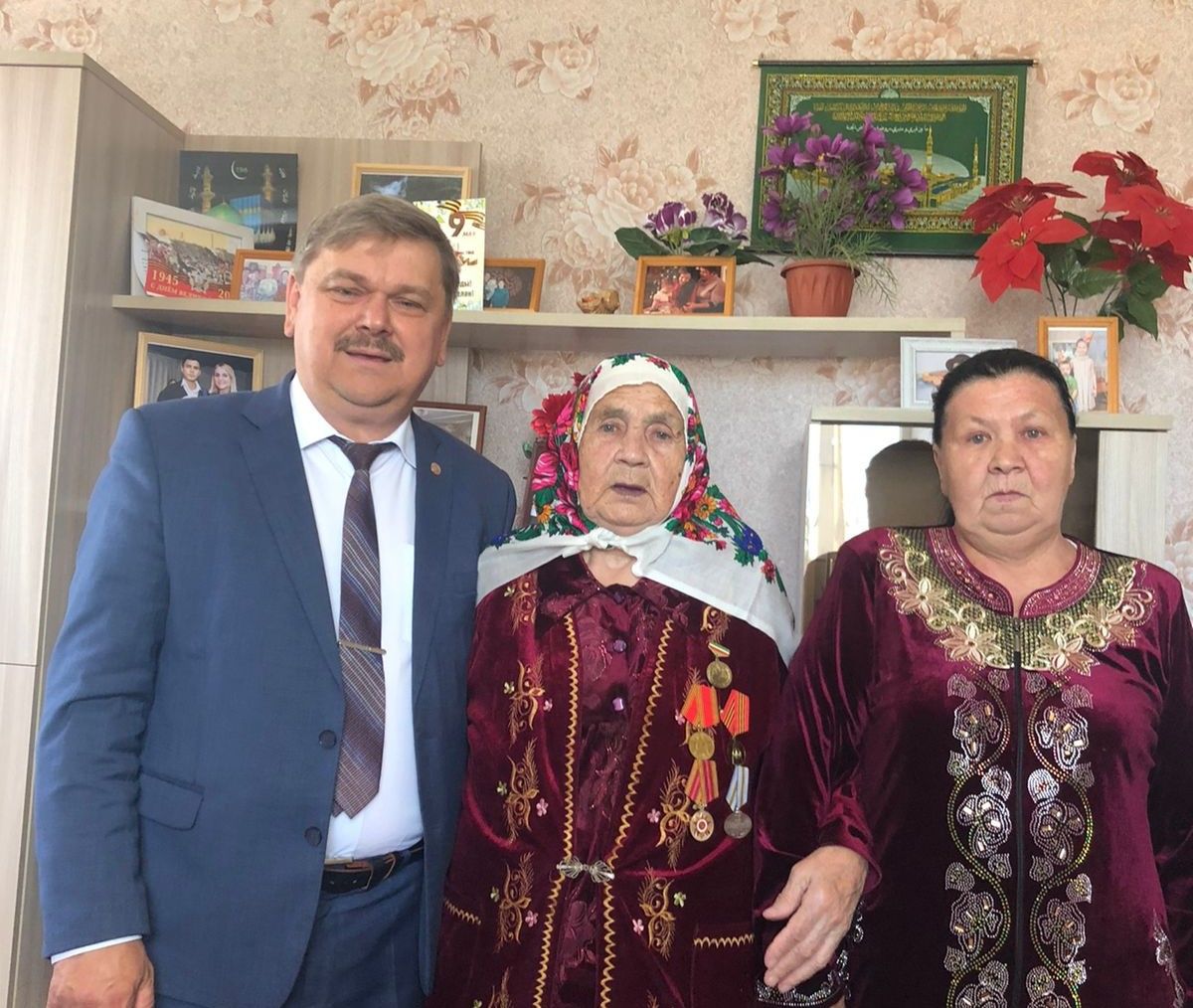 В Чистополе труженица тыла принимала поздравления с 90-летием