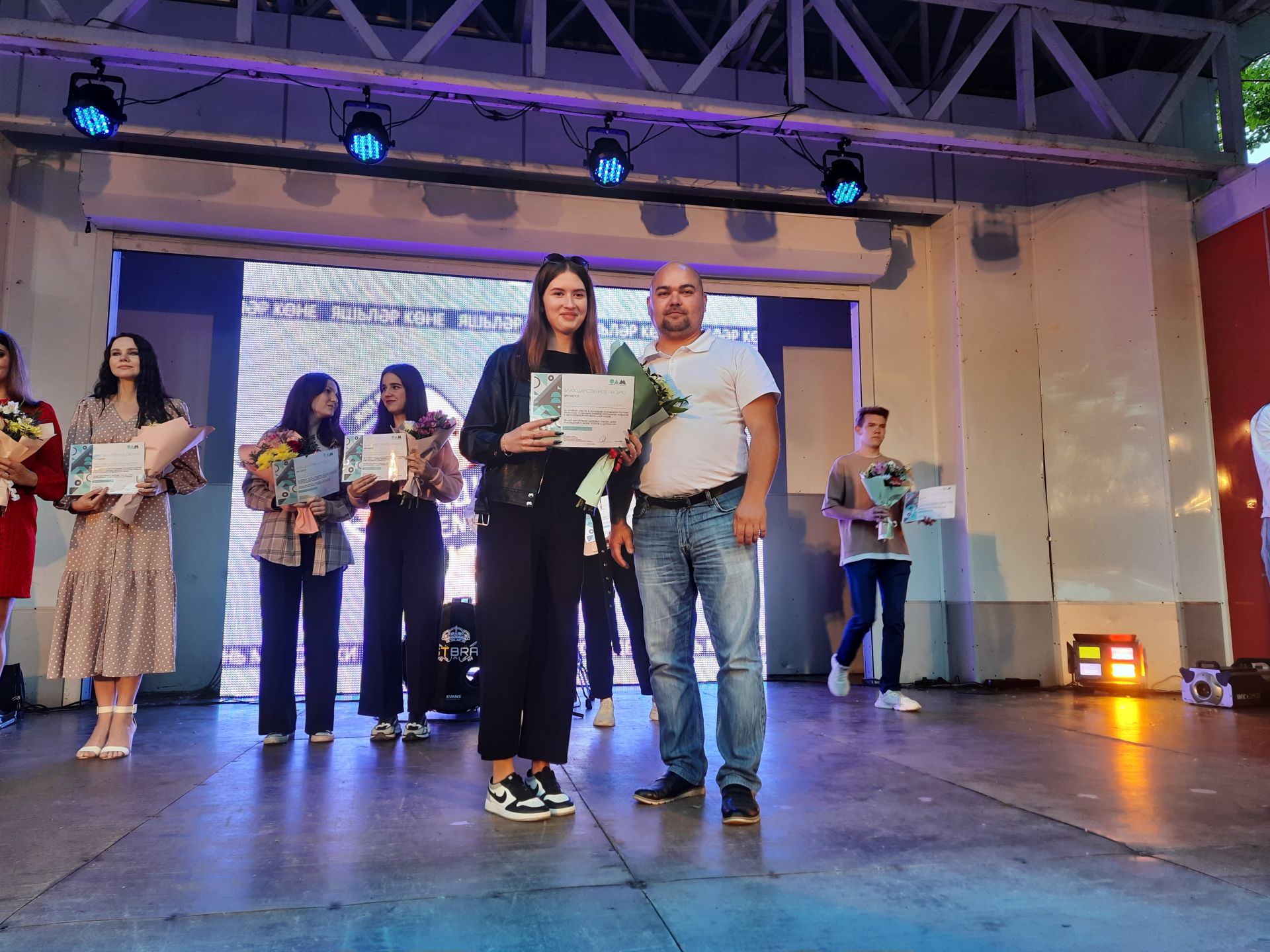 Награждение активистов, выступление молодых исполнителей, Just Brass и Akmal’: в Чистополе отпраздновали День молодежи