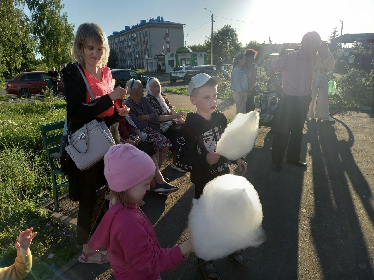 Танцы, флешмоб, игры, подарки, сладкая вата: в Чистополе для детей устроили веселый праздник