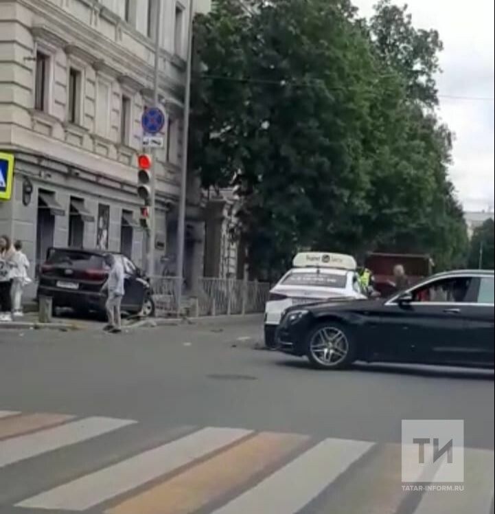В центре Казани столкнулись три автомобиля Hyundai