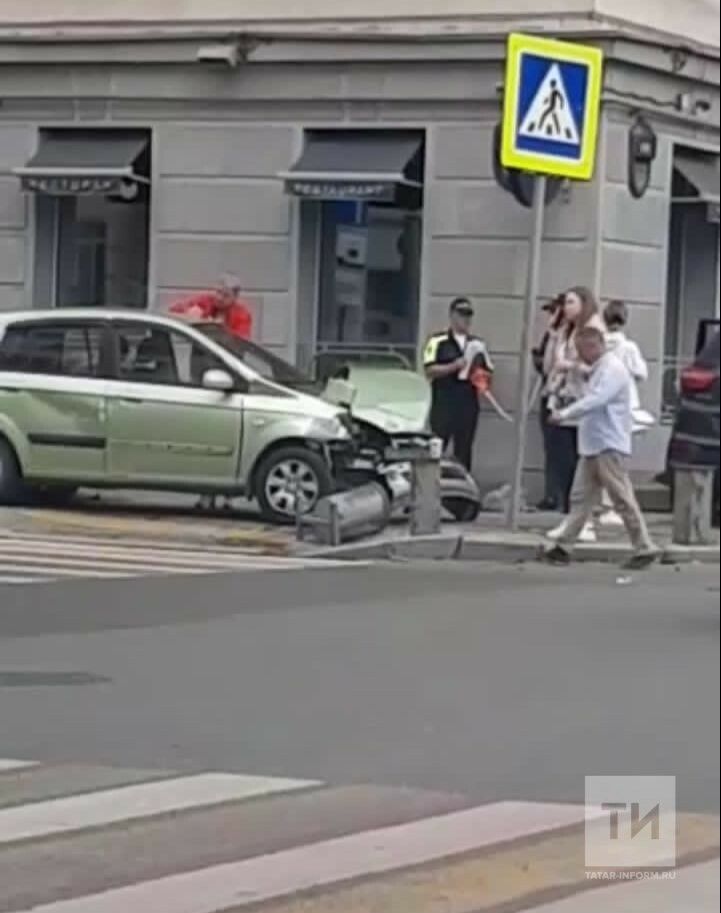 В центре Казани столкнулись три автомобиля Hyundai