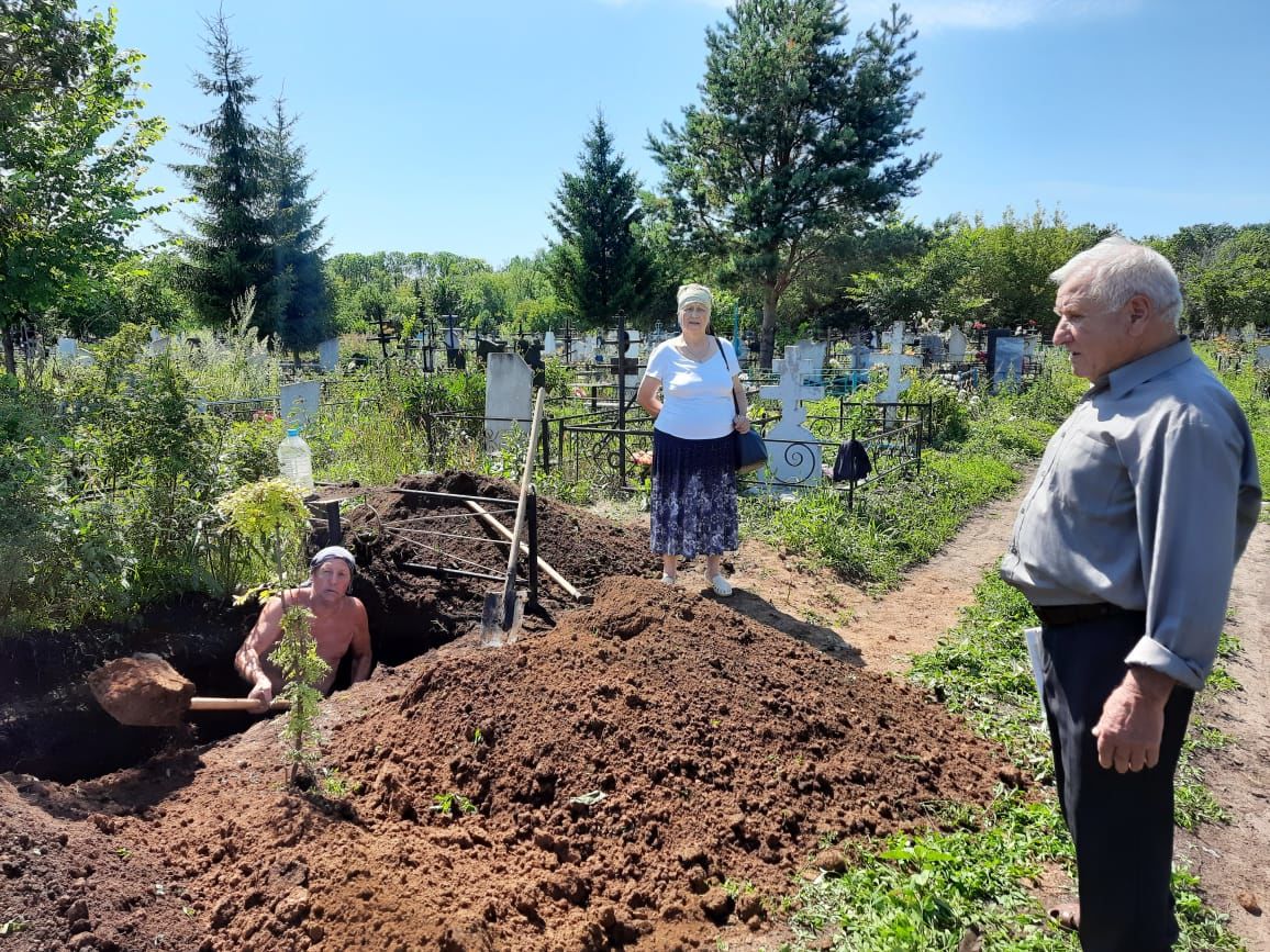 На Чистопольском кладбище родственникам покойника пришлось копать могилу дважды