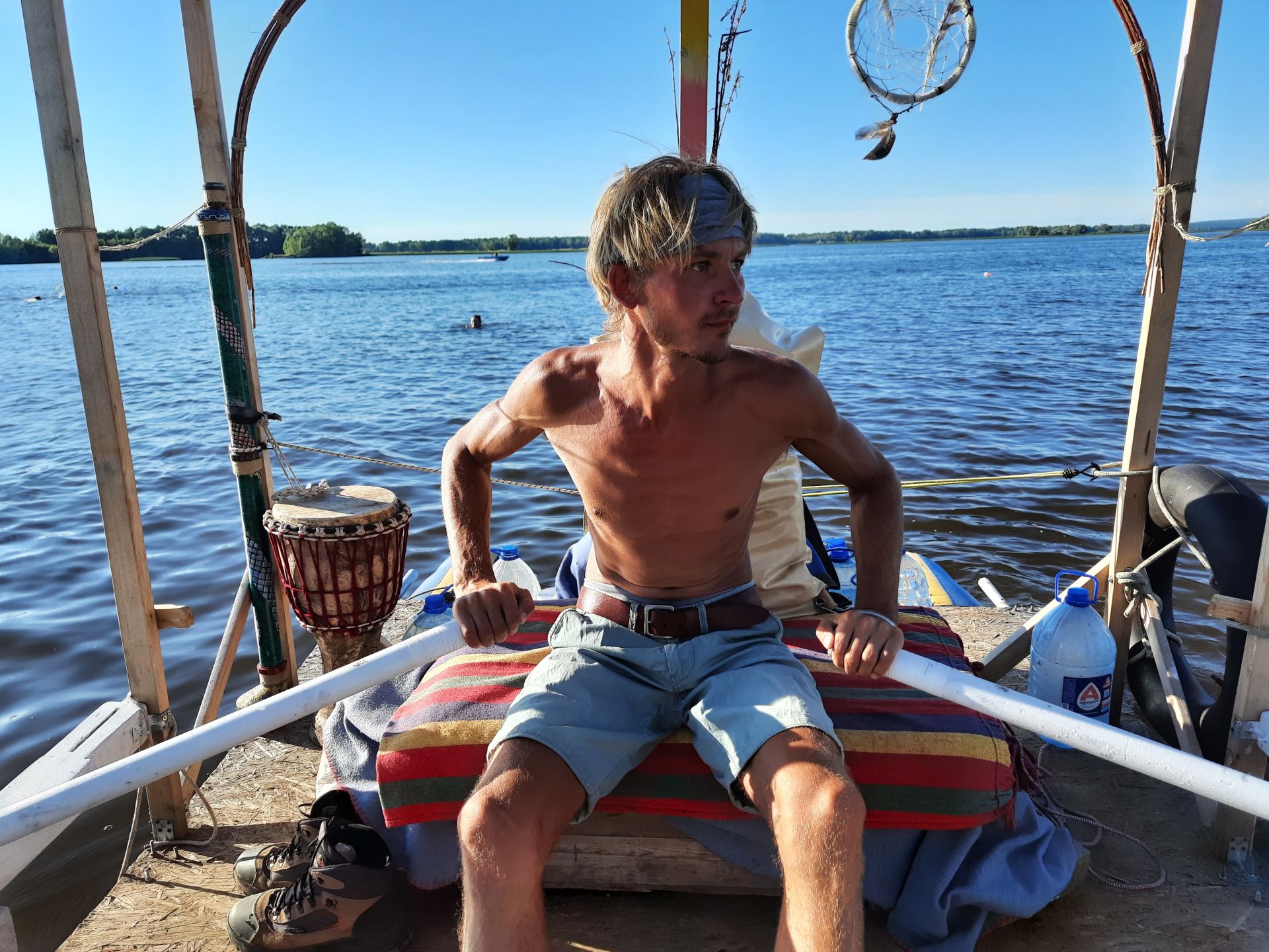 Данил Сухоруков рассказал, почему решил в одиночку отправиться в дальнее плавание на самодельном плоту