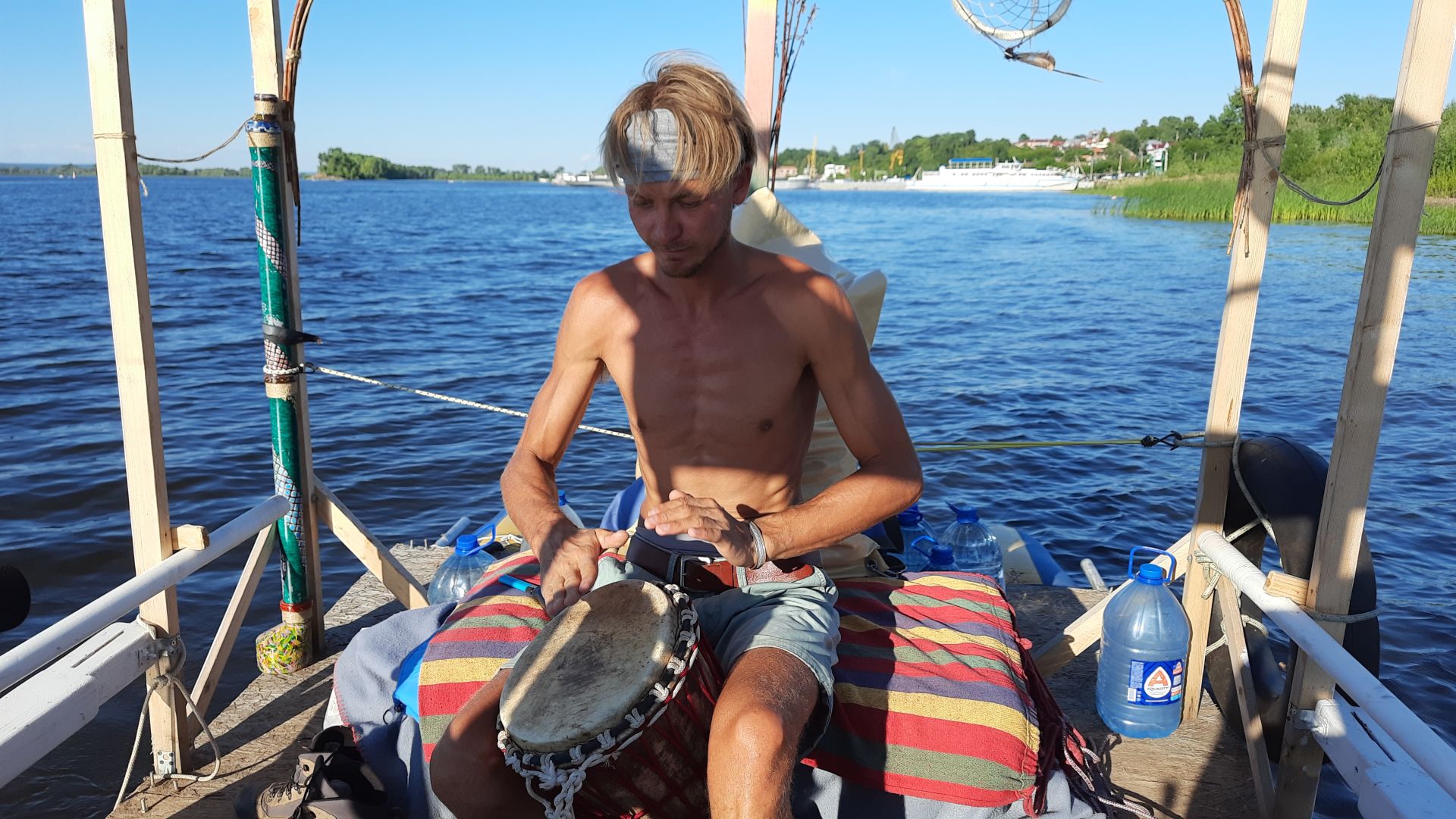 Данил Сухоруков рассказал, почему решил в одиночку отправиться в дальнее плавание на самодельном плоту