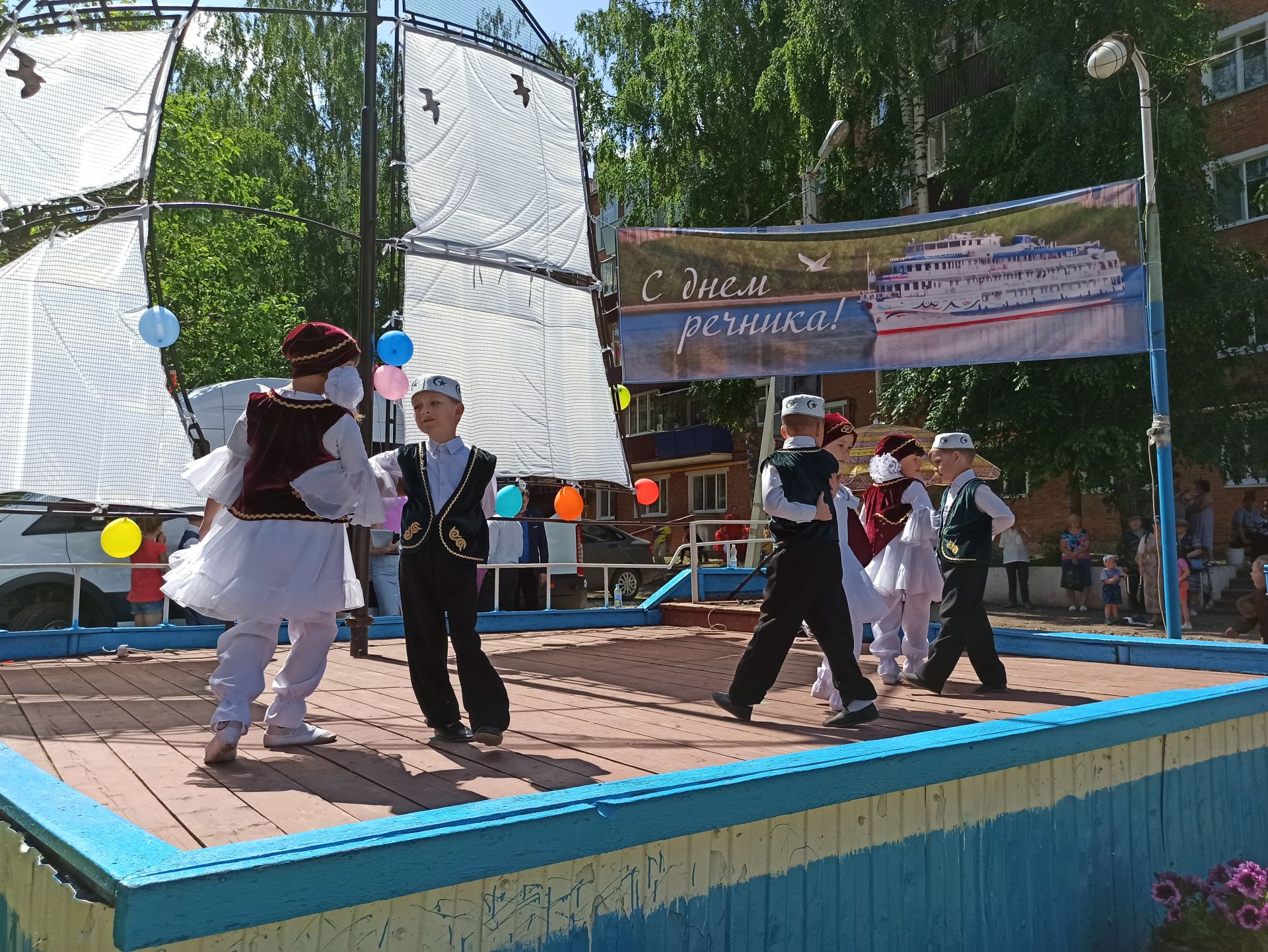 В Чистополе День работников морского и речного флота отметили праздничным концертом на «Бригантине» (фоторепортаж)