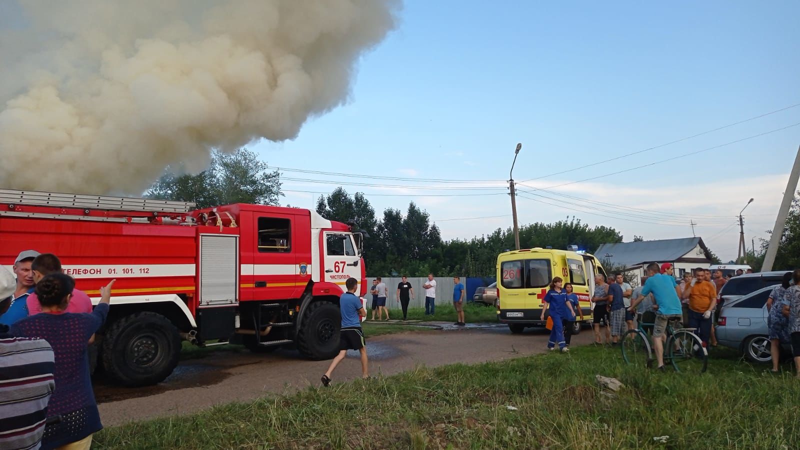 В Чистополе на улице Крупской горит частный дом