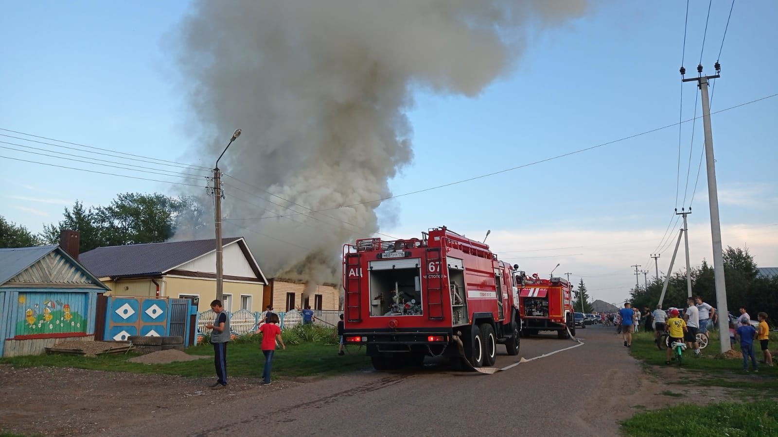 В Чистополе на улице Крупской горит частный дом